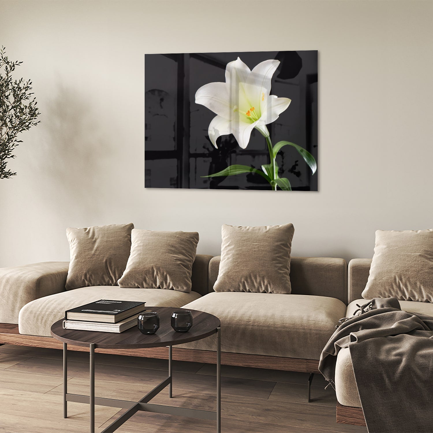 Glazen schilderij van een witte lelie aan de muur in een stijlvol interieur.