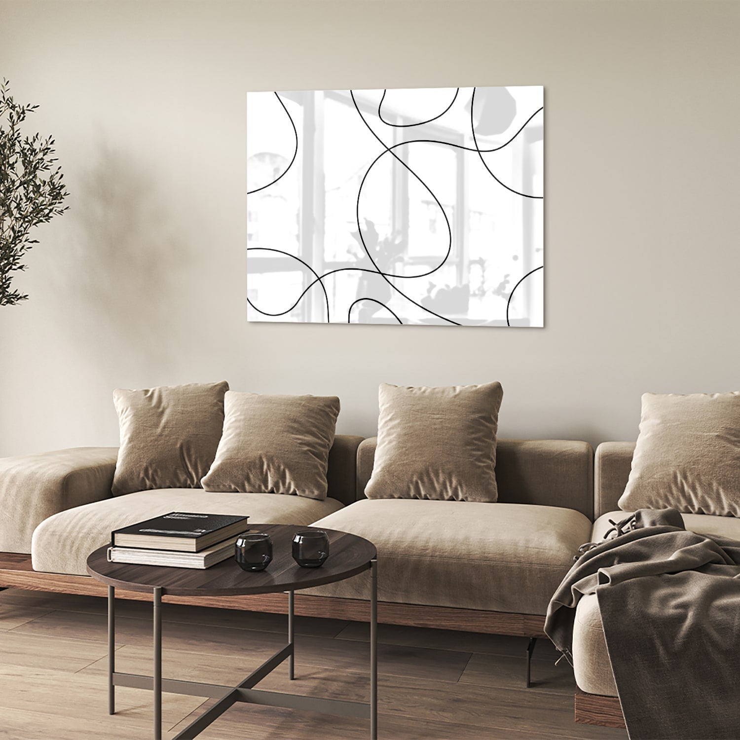 Glazen schilderij met elegante zwarte lijnen in een moderne woonkamer.