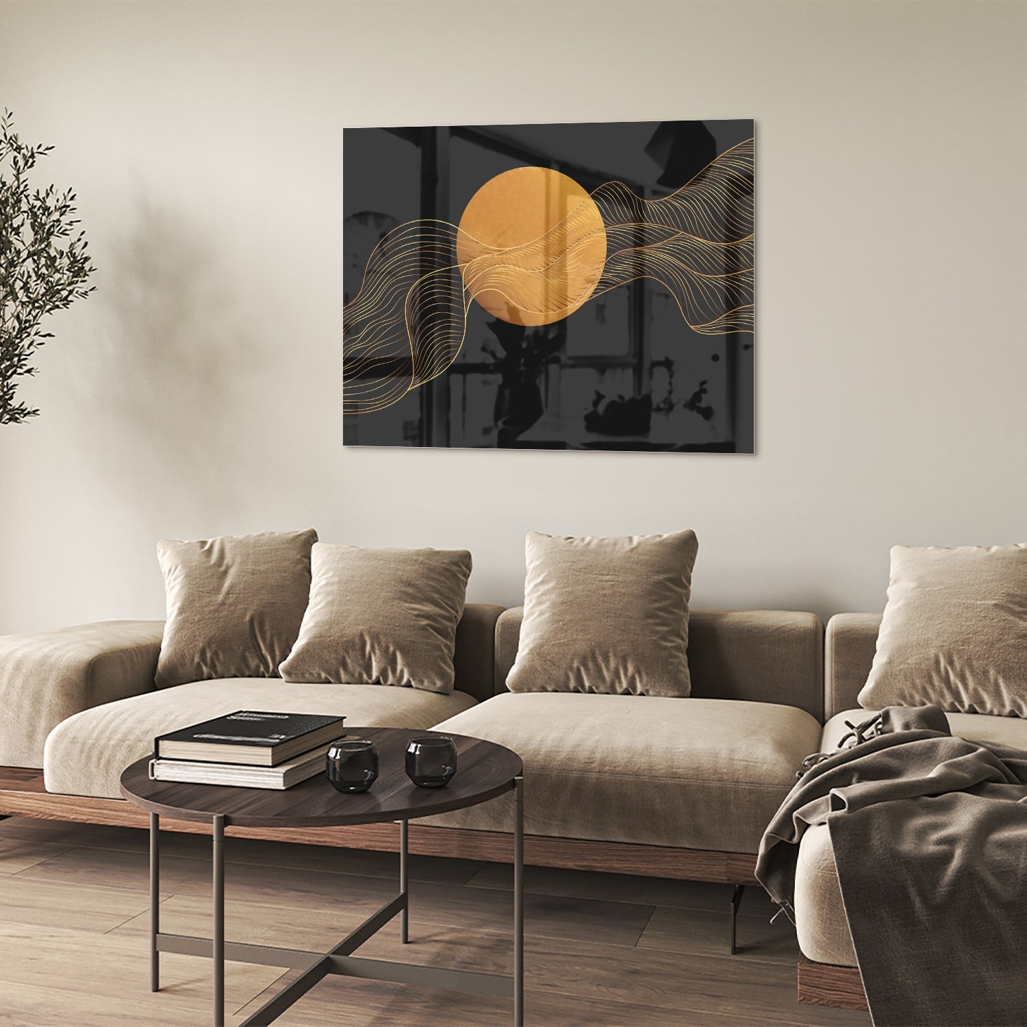 Abstract glas schilderij met een gouden zon en golvende lijnen op een zwarte achtergrond.