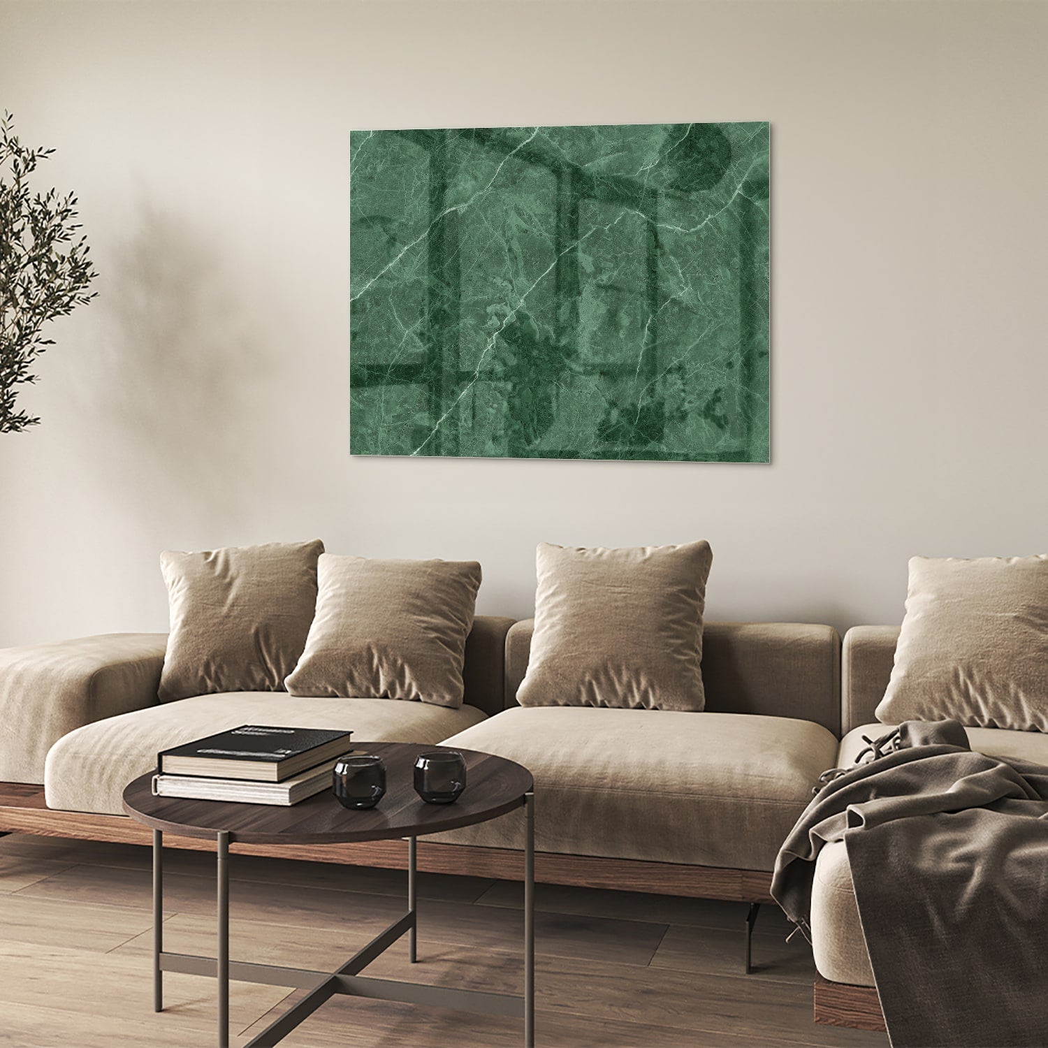Groen glazen schilderij met marmerpatroon aan de muur.