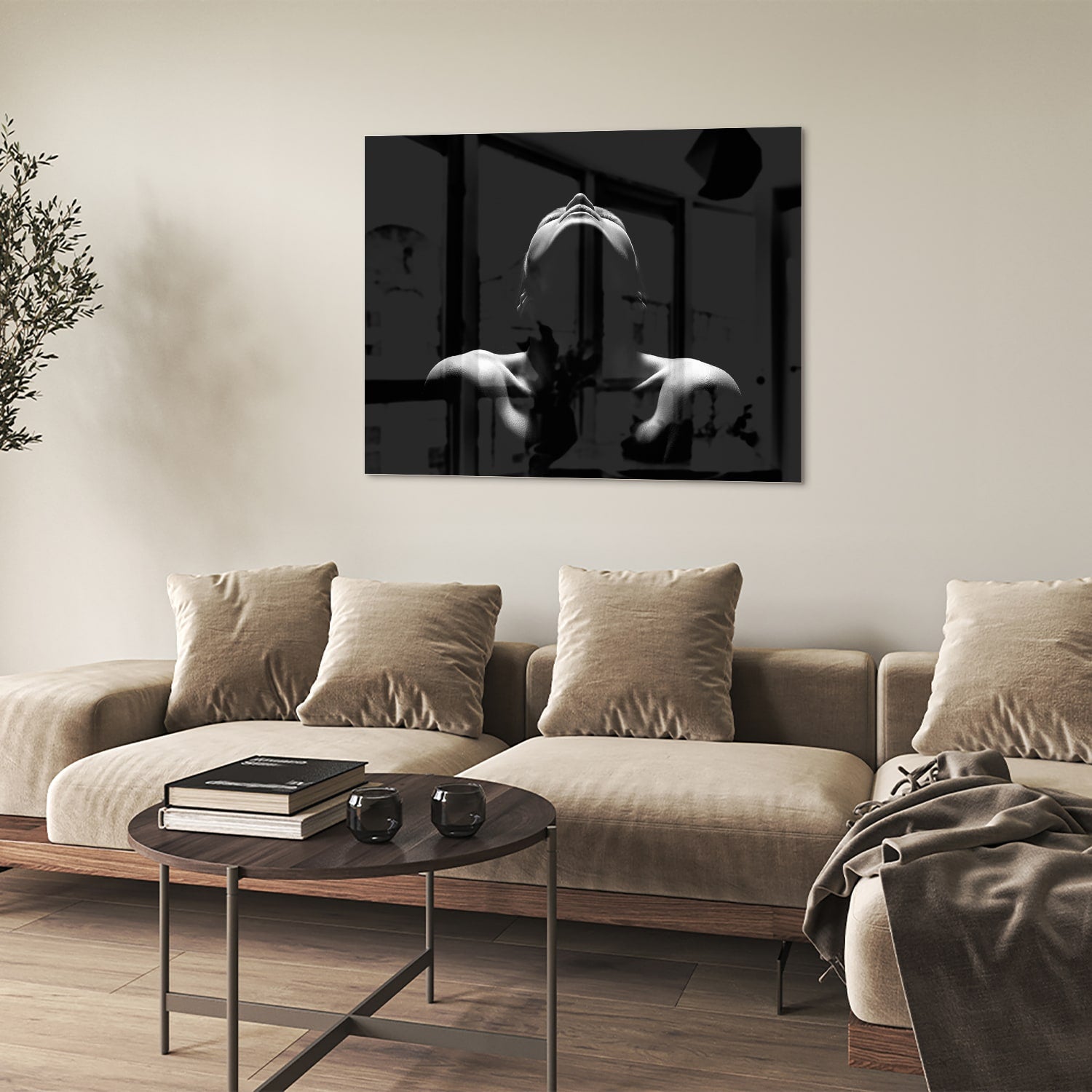 Zwart-wit glazen schilderij met vrouwelijke figuren aan de muur.