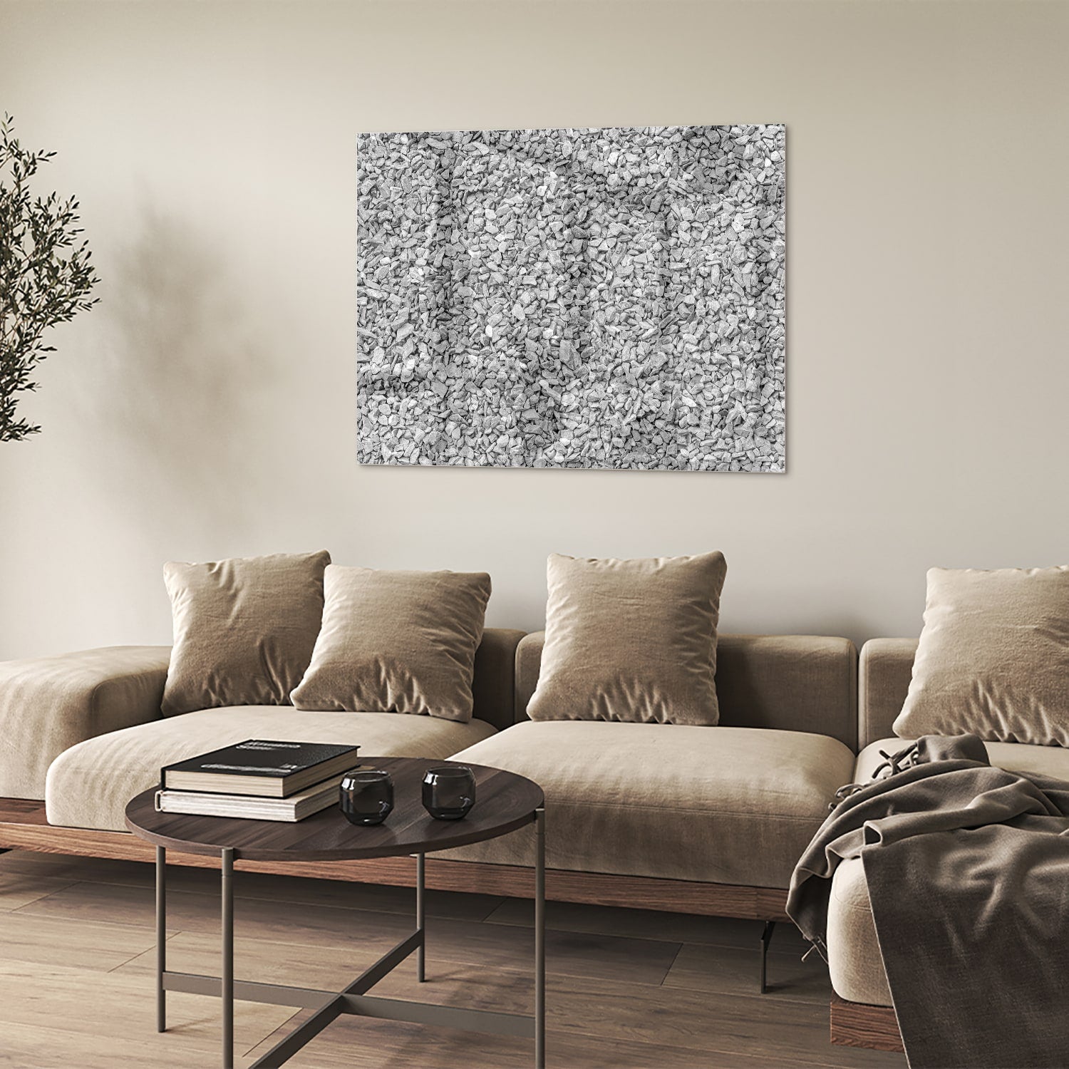 Abstract glazen schilderij met textuur hangt aan de muur in een modern interieur.