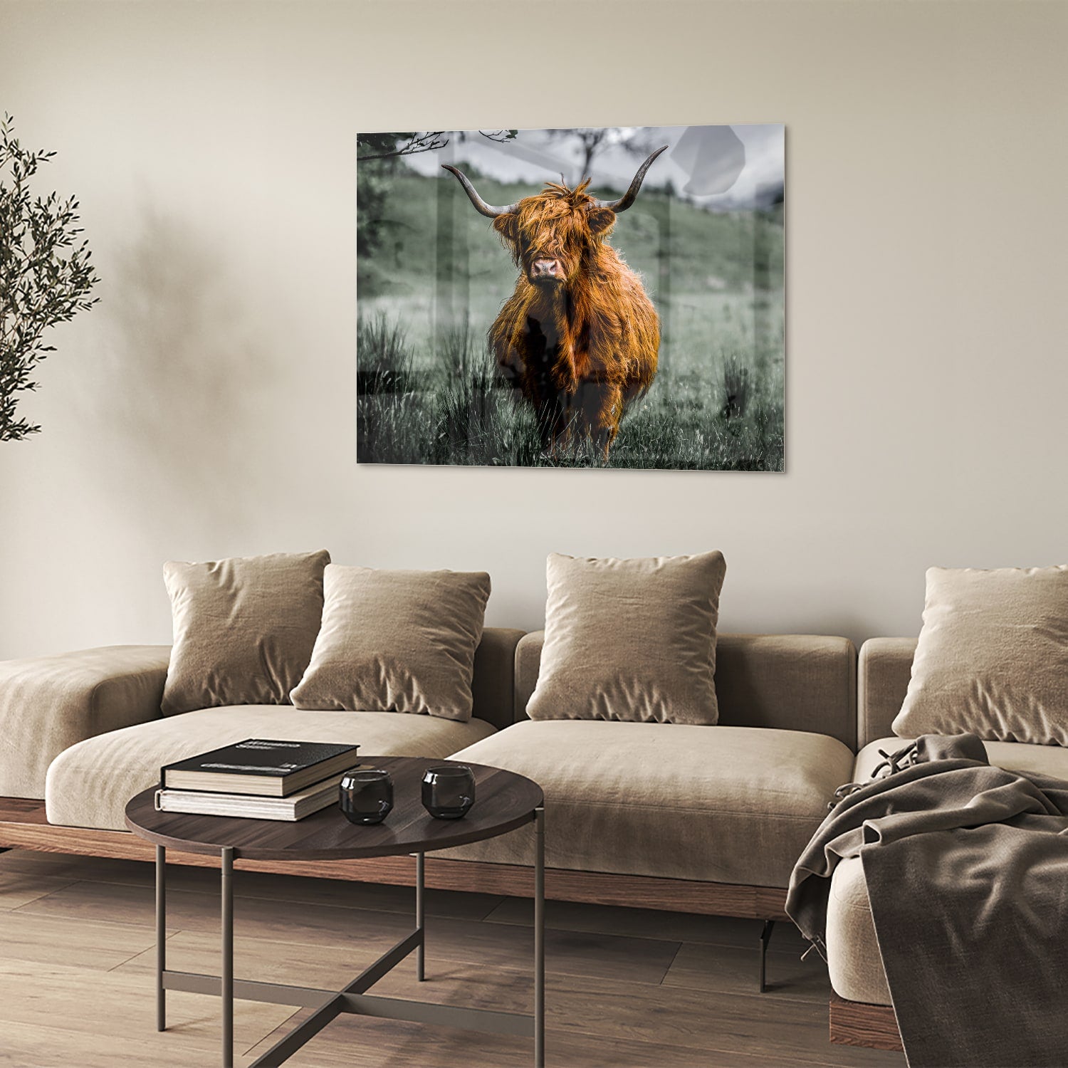 Schots Hooglander schilderij op glas in een groene omgeving.