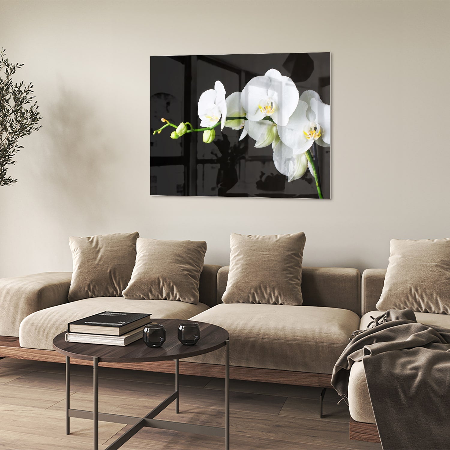 Glazen schilderij van witte orchideen op een zwarte achtergrond