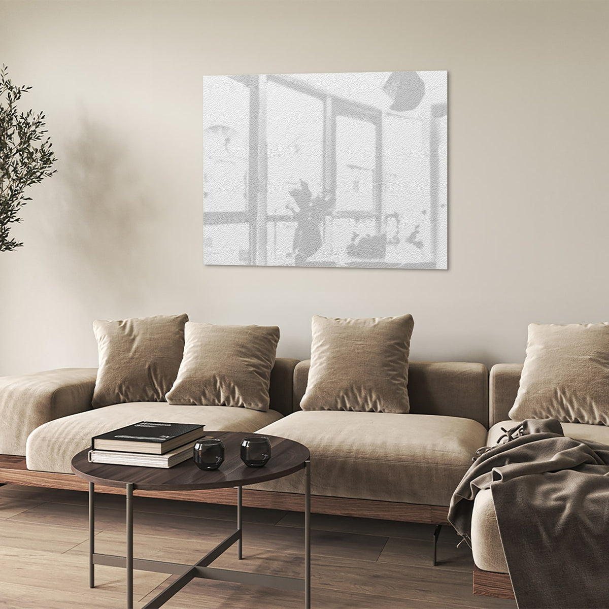 Een minimalistisch glazen schilderij met subtiele raamreflectie in een moderne woonkamer.