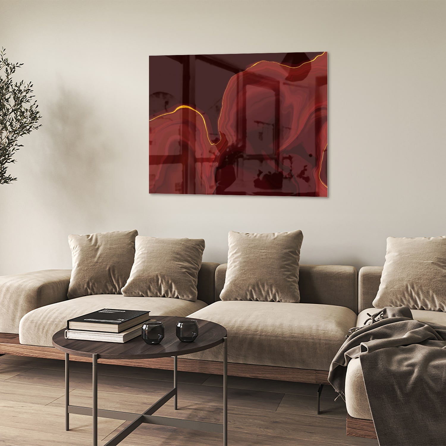 Abstract glazen schilderij met warme roodtinten aan de muur