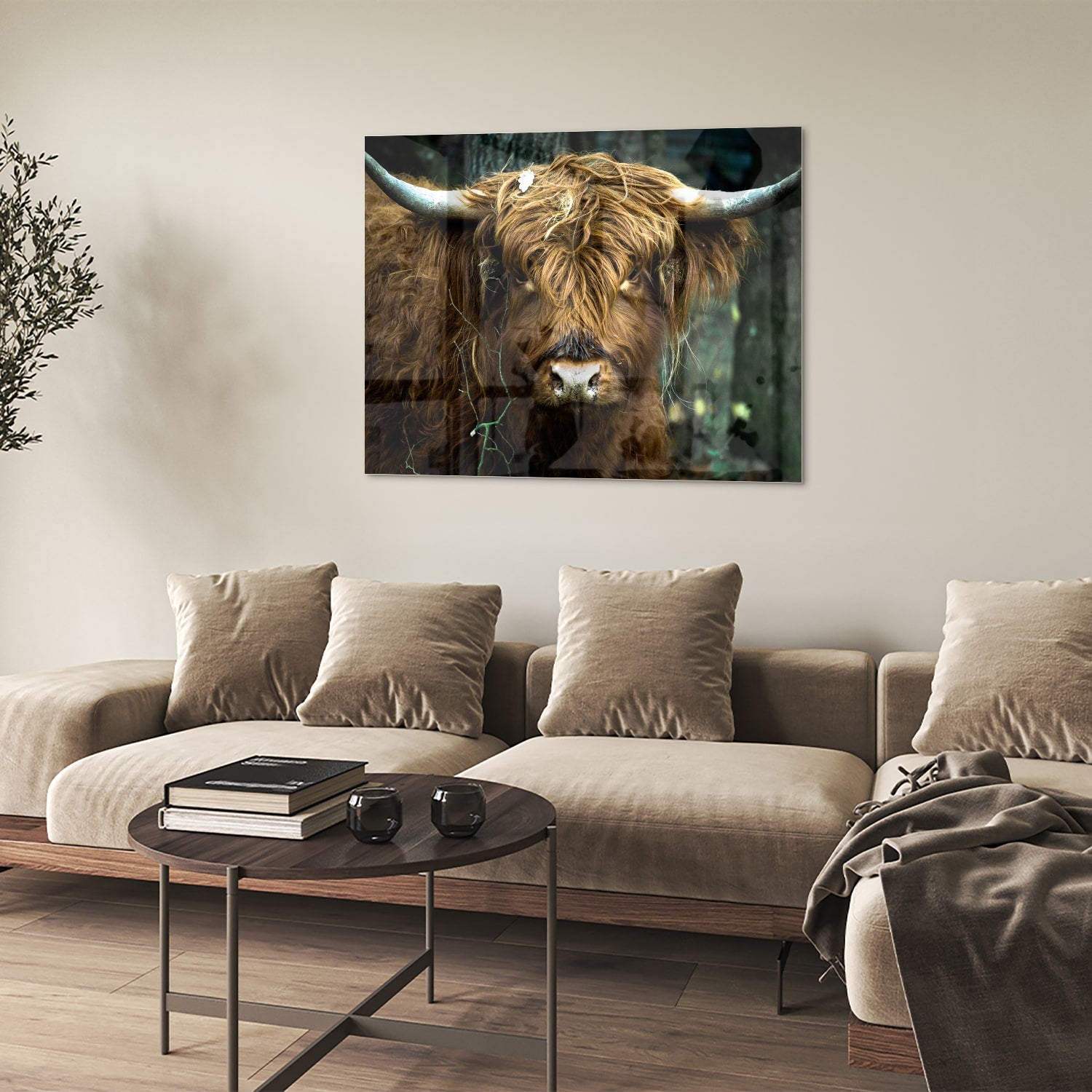 Glazen schilderij van een Schotse Hooglander in een natuurlijke omgeving