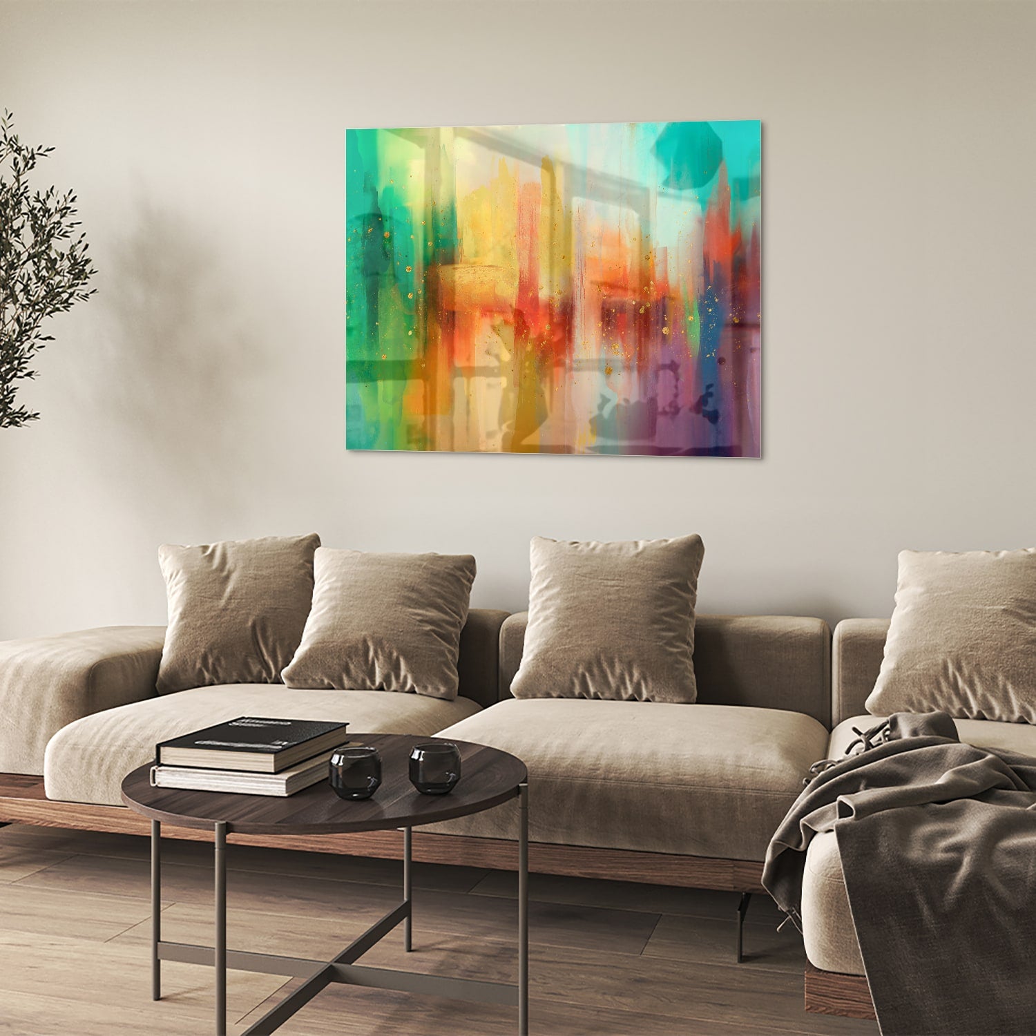 Abstract kleurrijk glazen schilderij aan de muur in een moderne woonkamer.