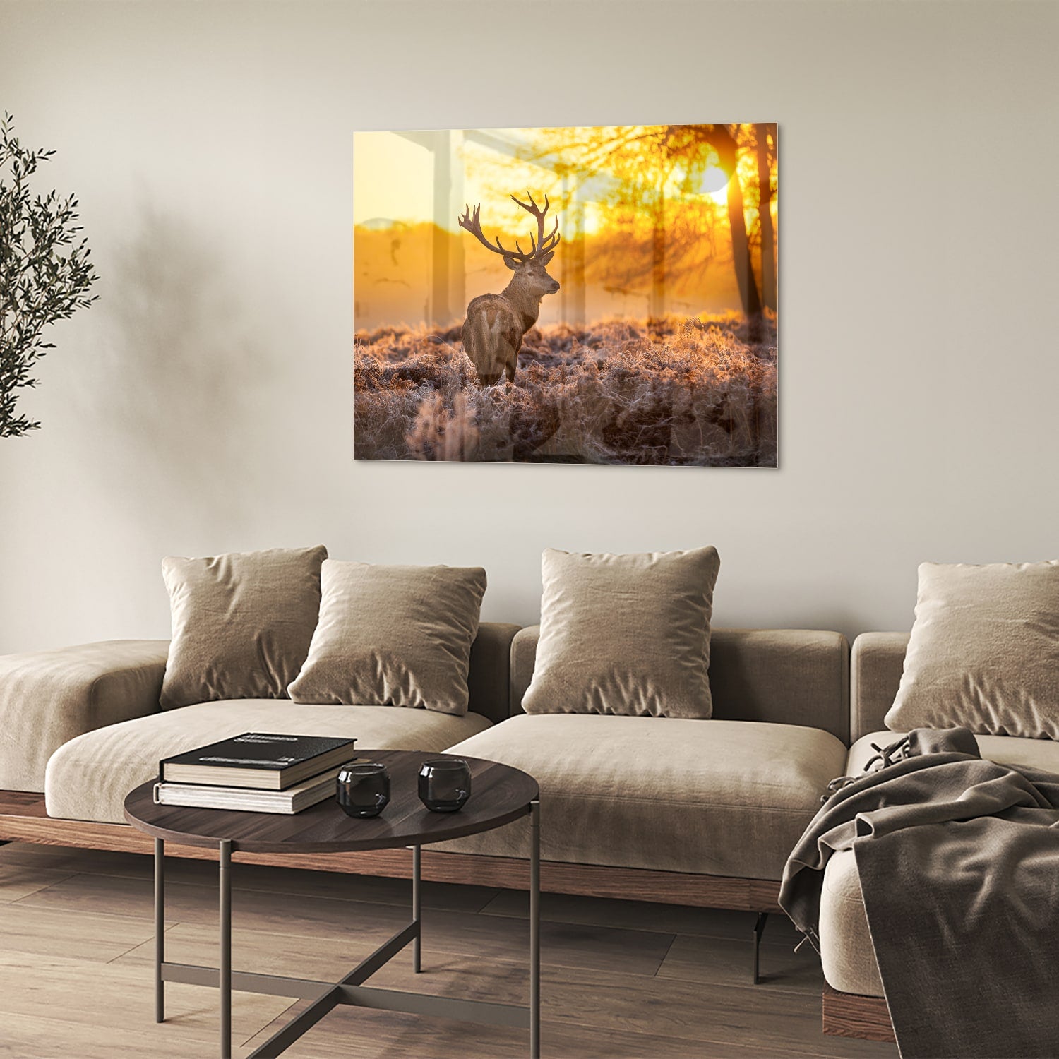 Glazen schilderij van een hert in de opkomende zon boven een veld