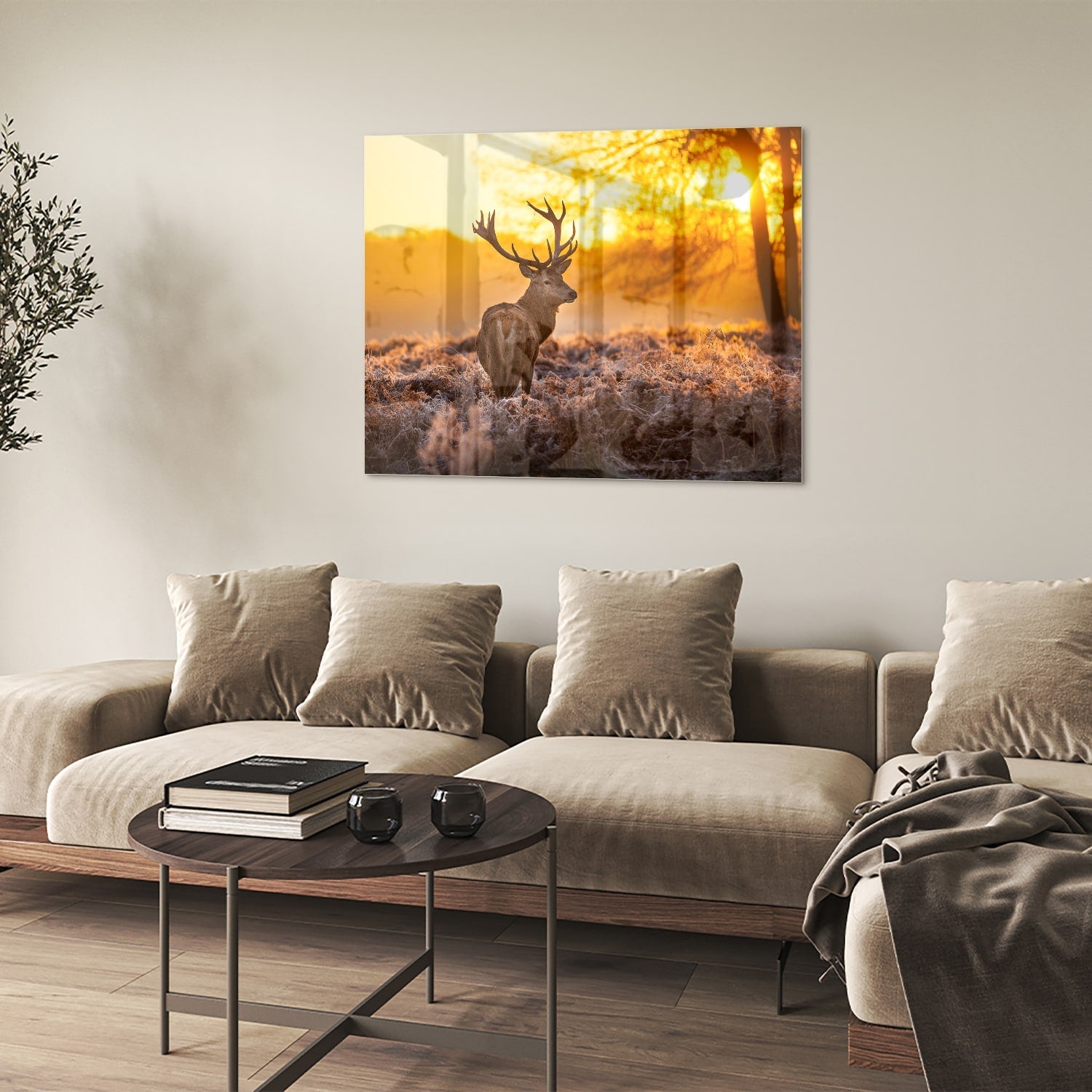 Glazen schilderij van een hert in de opkomende zon boven een veld