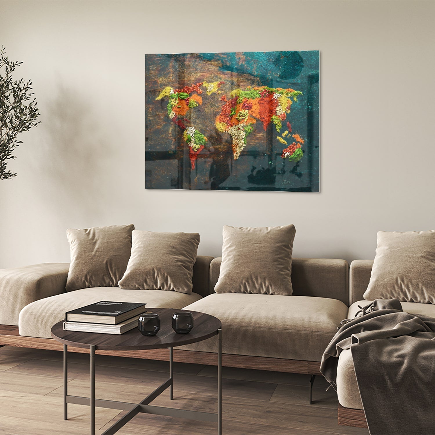 Kleurrijke glazen schilderij van een wereldkaart in een moderne woonkamer.
