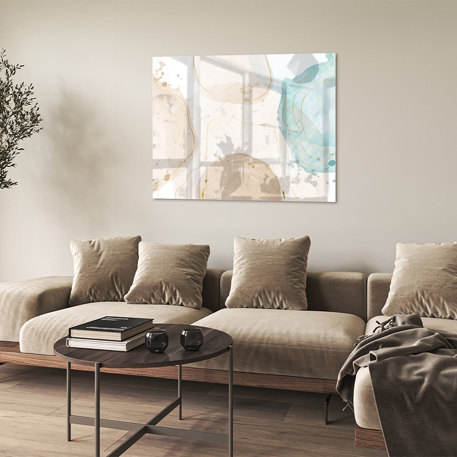 Elegante glazen schilderij met aqua en gouden tinten aan de muur.