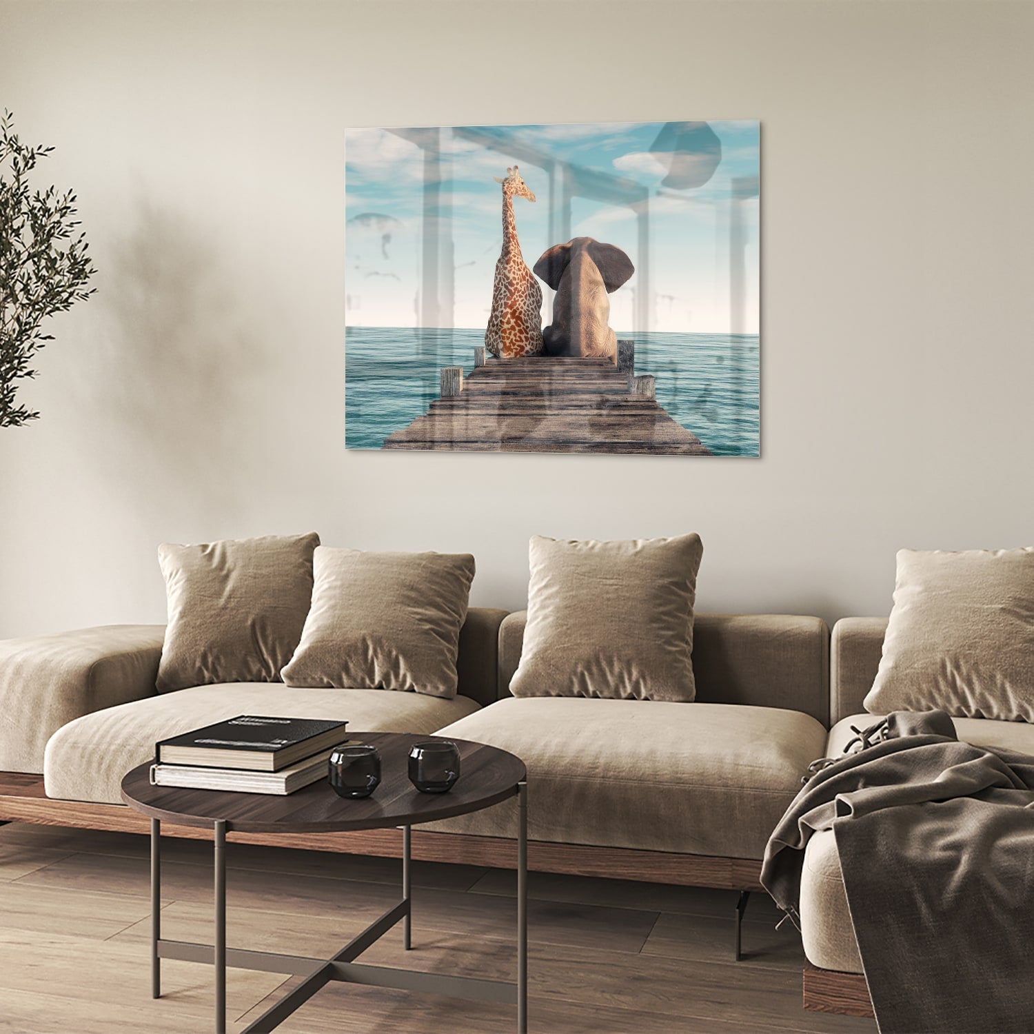 Glazen schilderij van een giraffe en olifant op een houten pier met zee op de achtergrond.