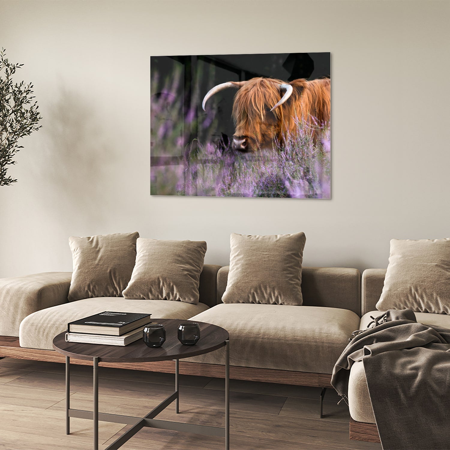 Glazen schilderij van een Schotse Hooglander met lavendel op de achtergrond.