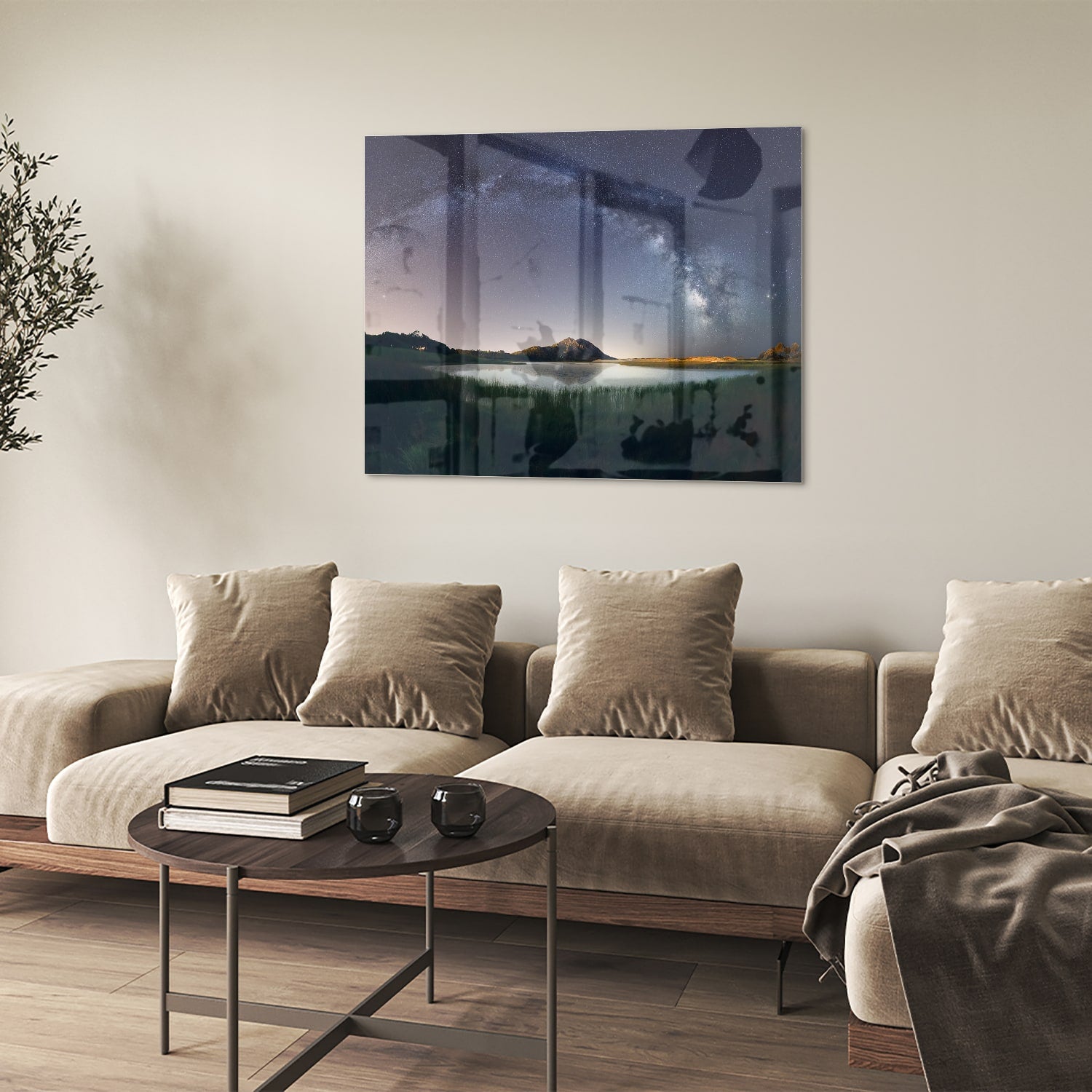 Glazen schilderij met sterrenhemel en bergen aan de wand