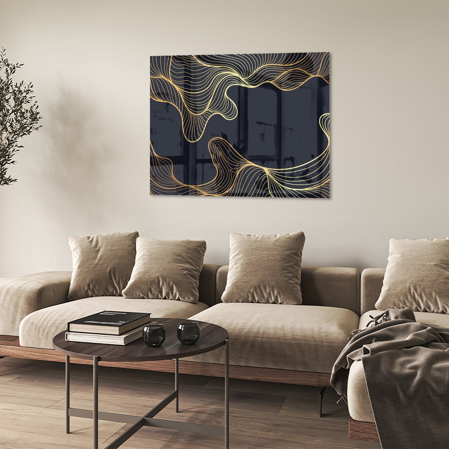 Glazen schilderij met gouden lijnen tegen een donkerblauwe achtergrond in een moderne woonkamer.