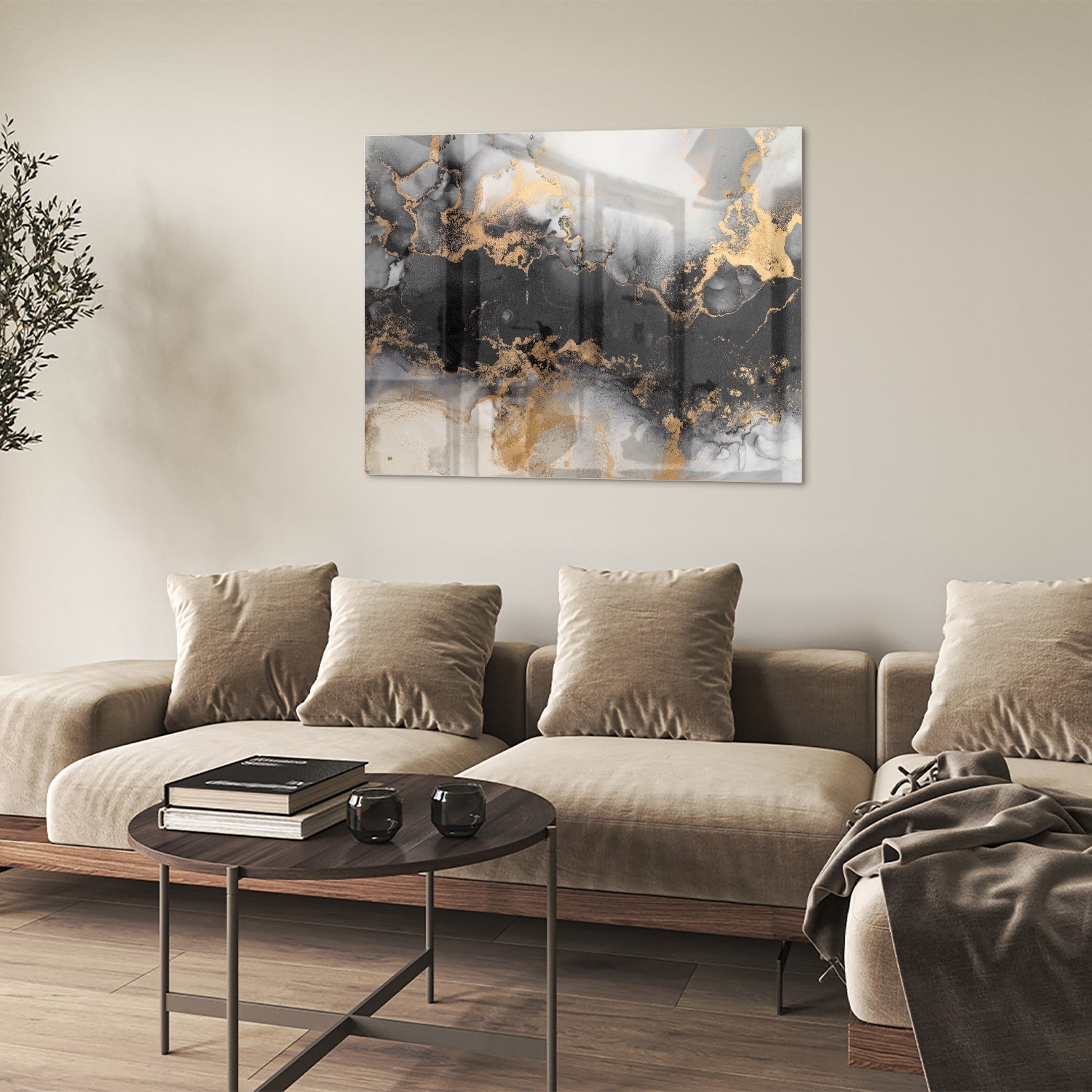 Glazen schilderij met zwarte en gouden abstracte patronen aan de muur boven een houten kast.