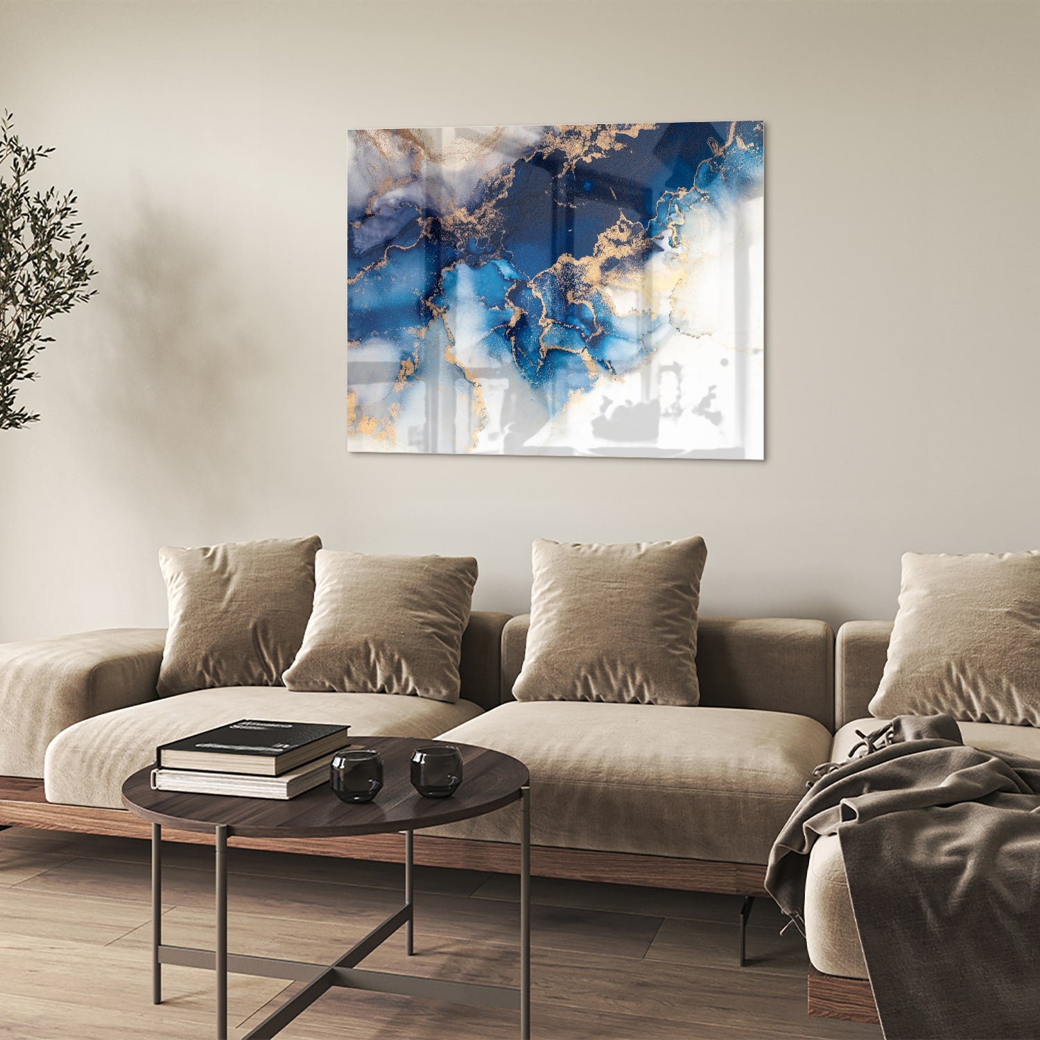 Prachtig glazen schilderij met blauwe en gouden patronen aan de muur.