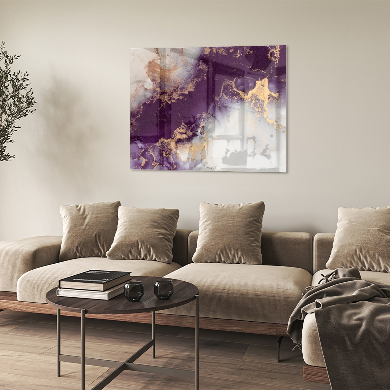 Een elegant paarse glazen schilderij met gouden accenten aan een muur in moderne woonkamer.