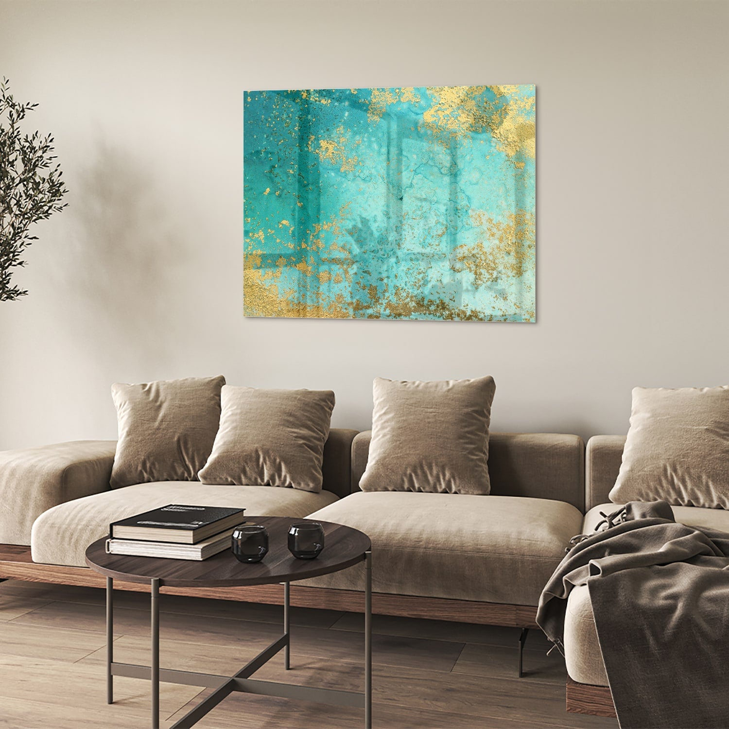 Glazen schilderij met turquoise en gouden accenten aan de muur