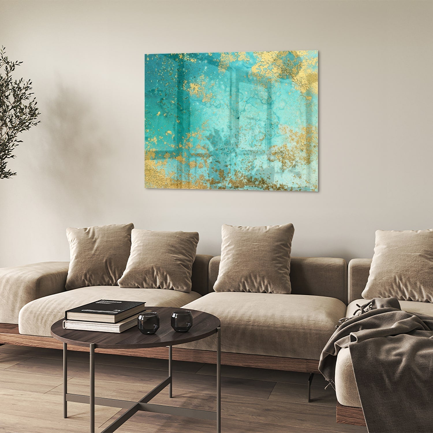 Glazen schilderij met turquoise en gouden accenten aan de muur
