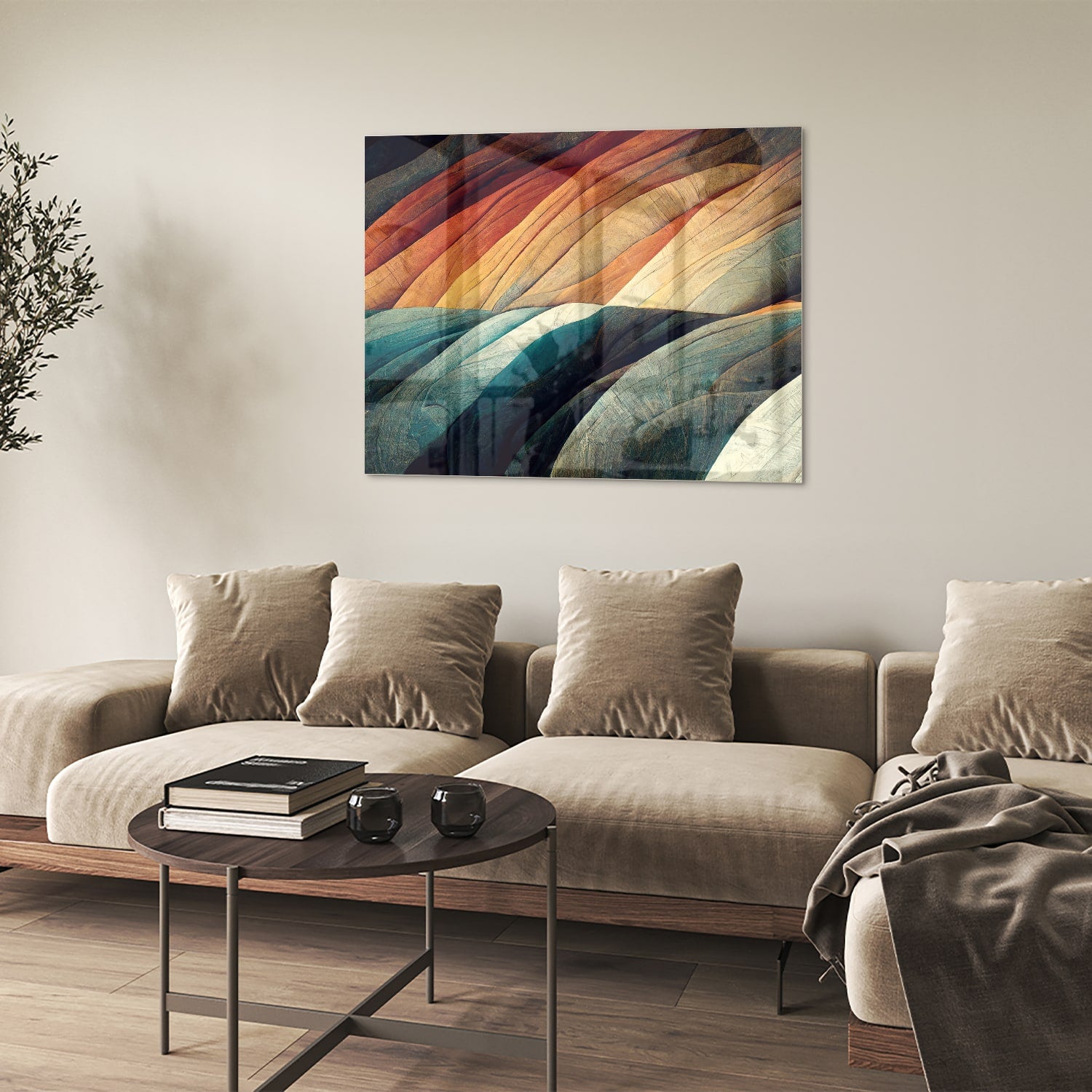 Abstract glazen schilderij met gekleurde golven in een moderne woonkamer.