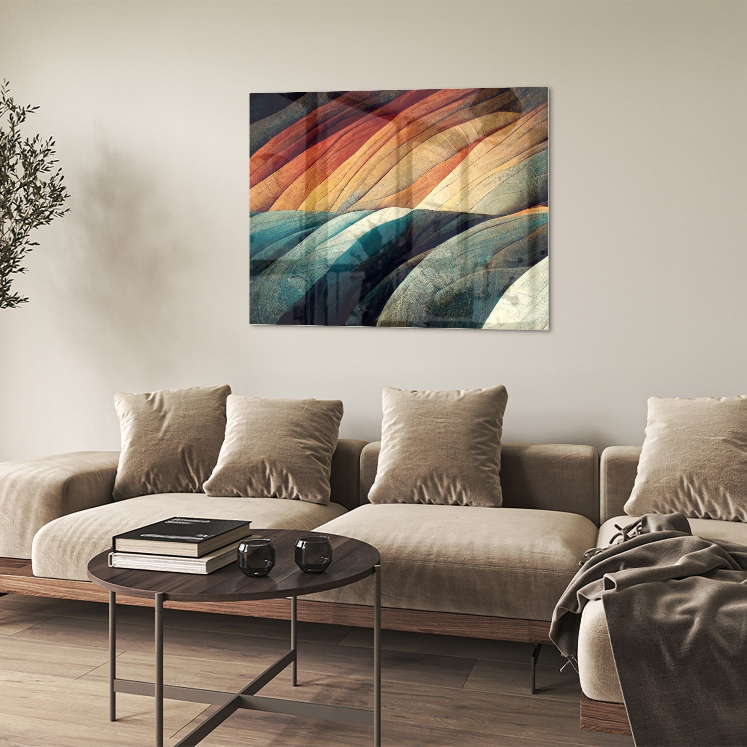 Abstract glazen schilderij met gekleurde golven in een moderne woonkamer.