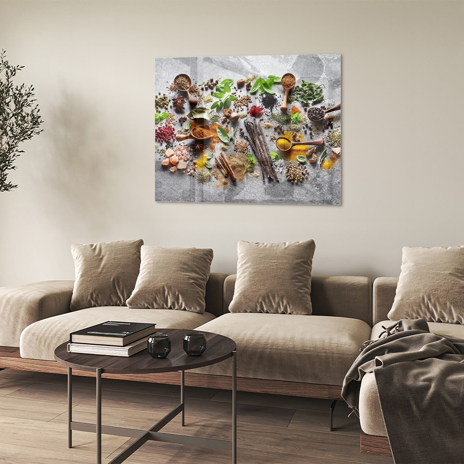 Glazen schilderij met een artistieke weergave van kruiden en specerijen in een gezellige keukenomgeving.
