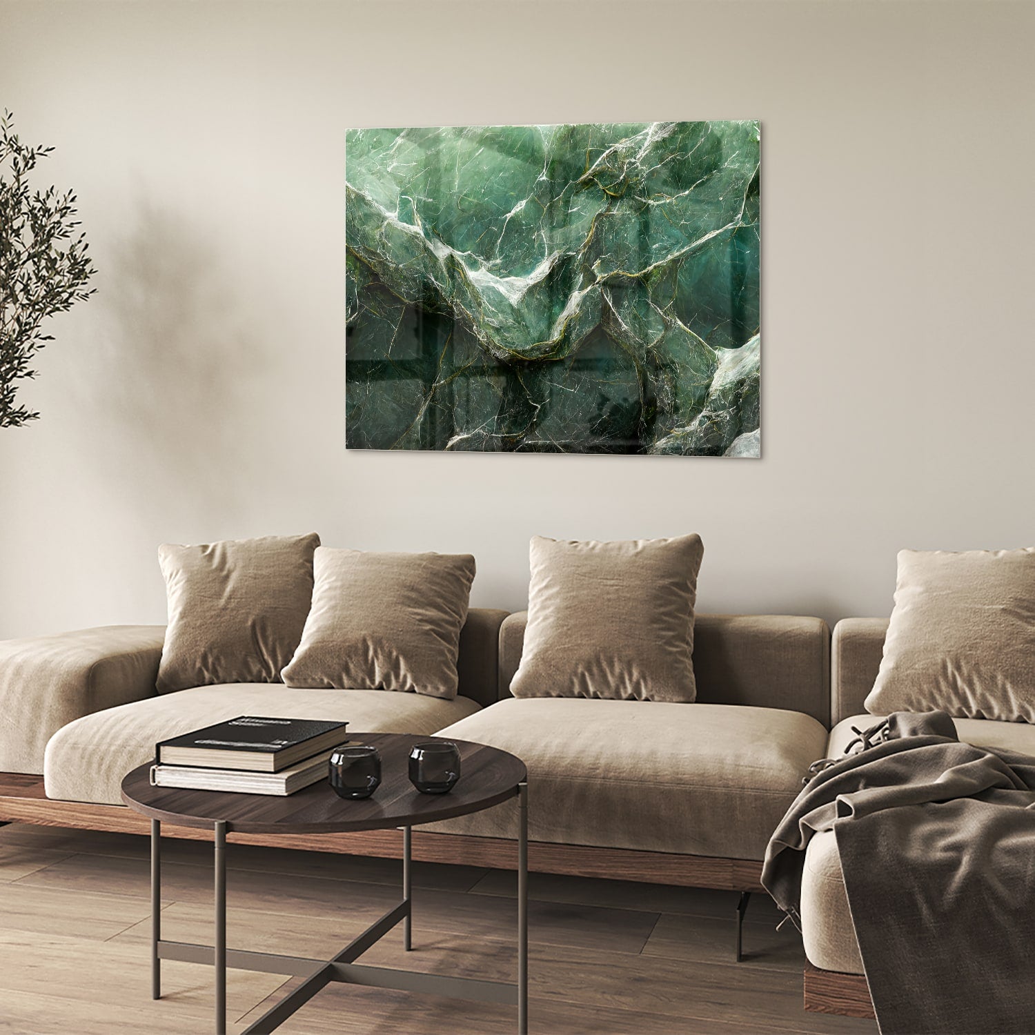 Glas schilderij met marmerpatroon in groene tinten, hangt aan de muur.