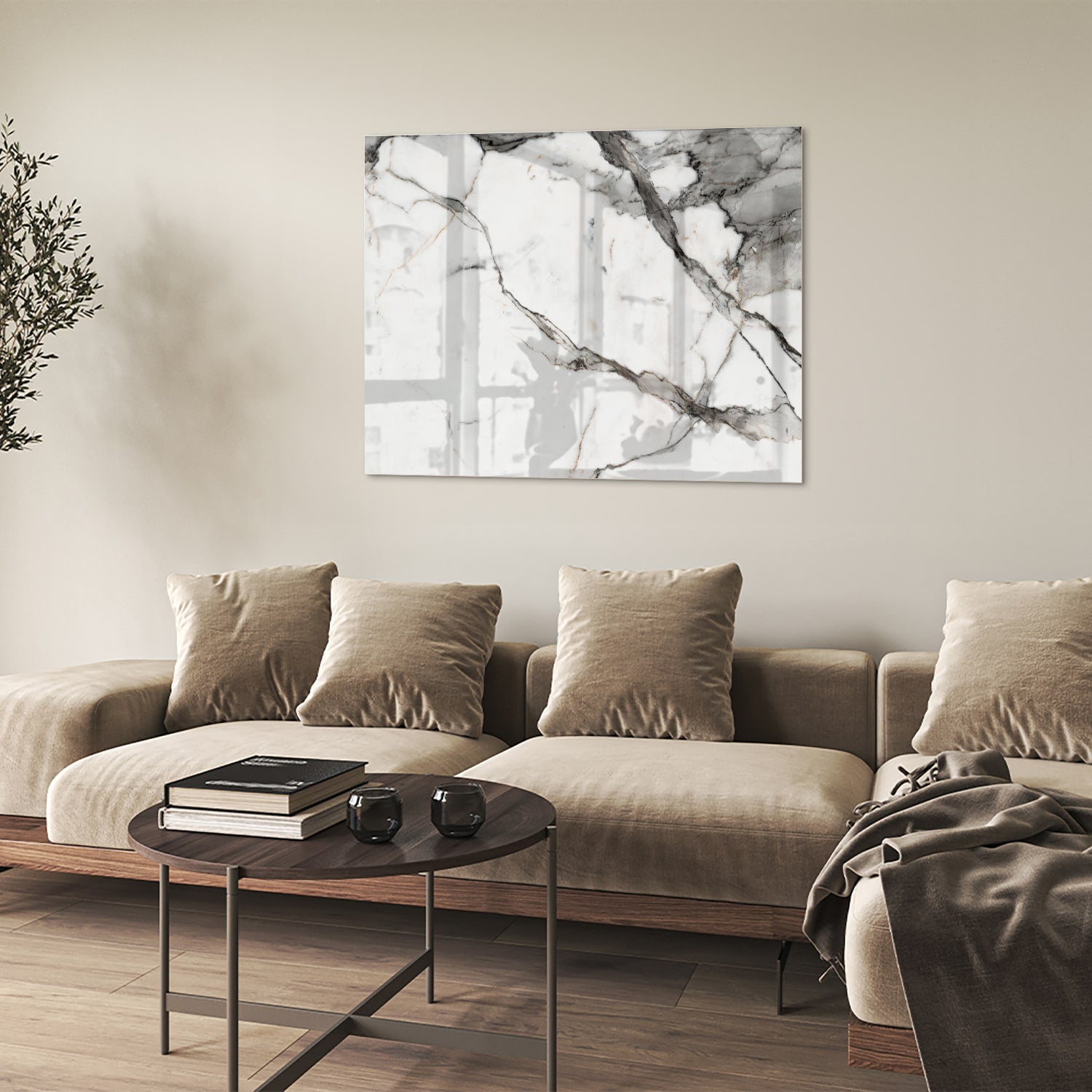 Elegant glazen schilderij in marmerlook aan de muur.