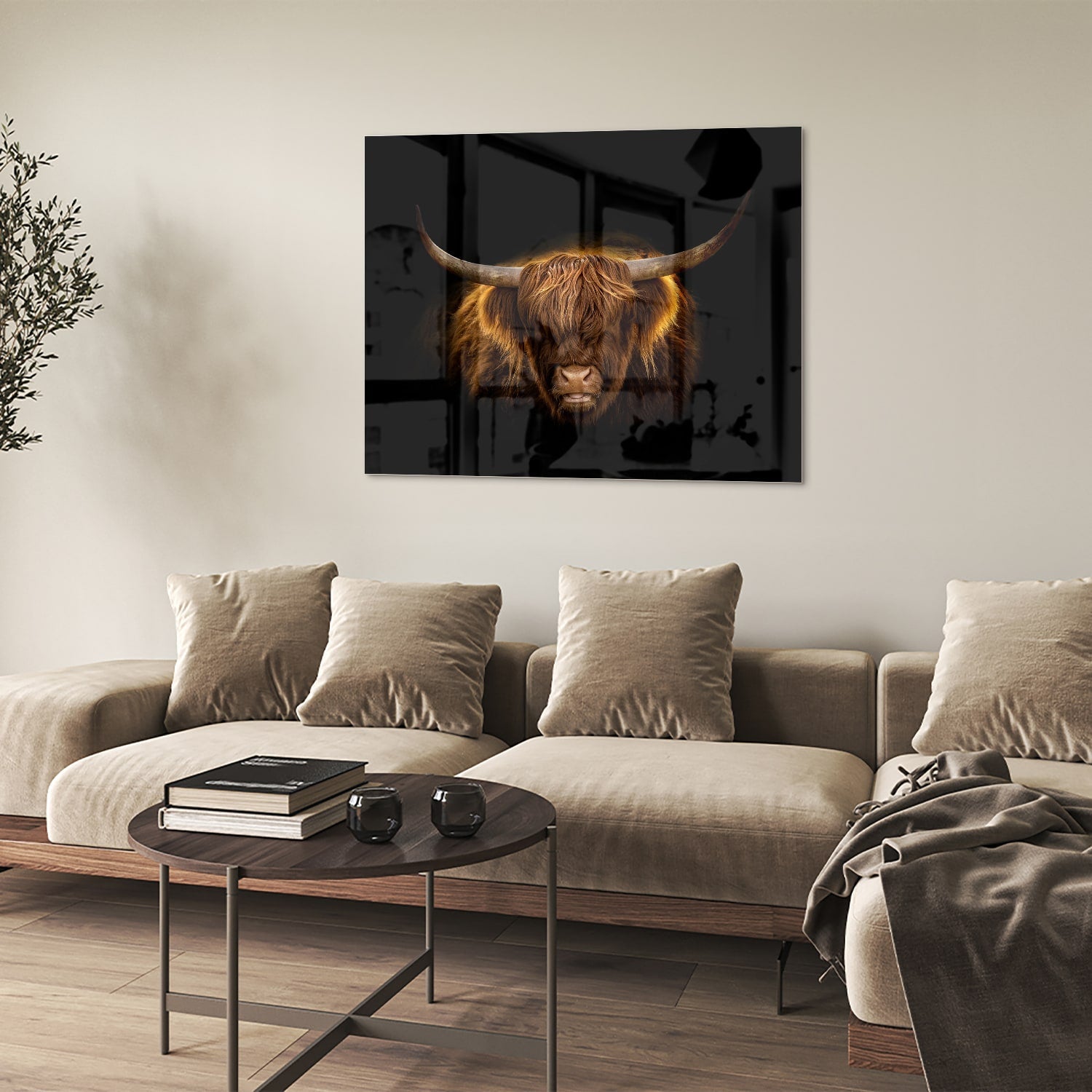 Glazen schilderij van een Highlander rund met lange hoorns en vacht op een zwarte achtergrond.