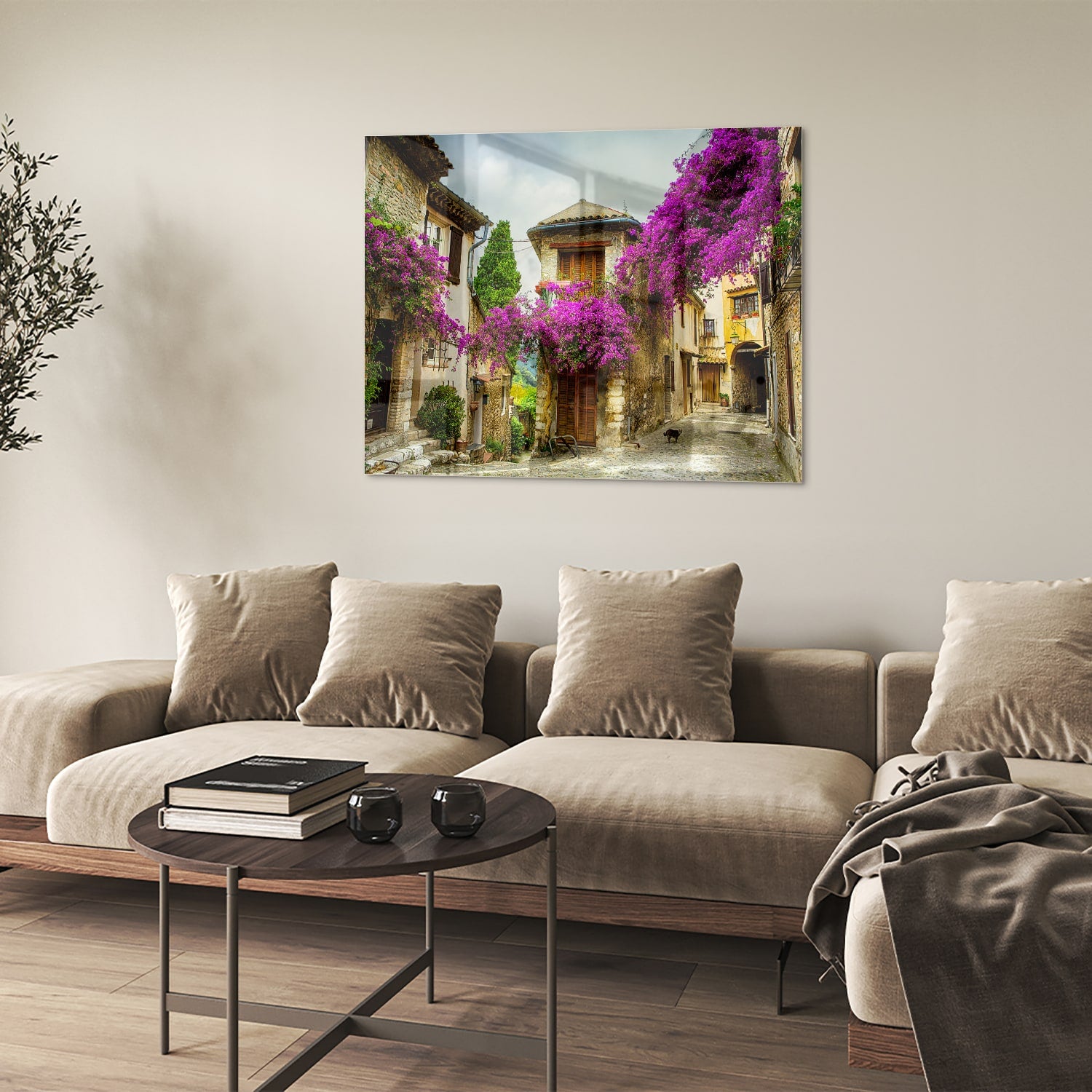 Glazen schilderij met een prachtig straatzicht en paarse bloesems in een helder interieur.