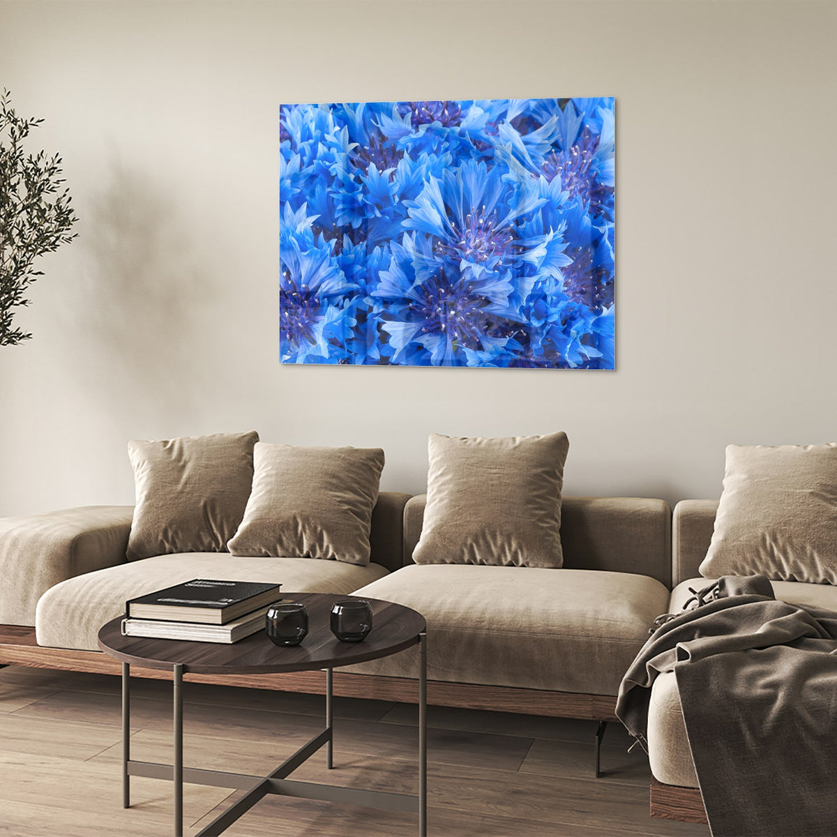 Glazen schilderij met een prachtig blauw bloemenmotief aan de muur