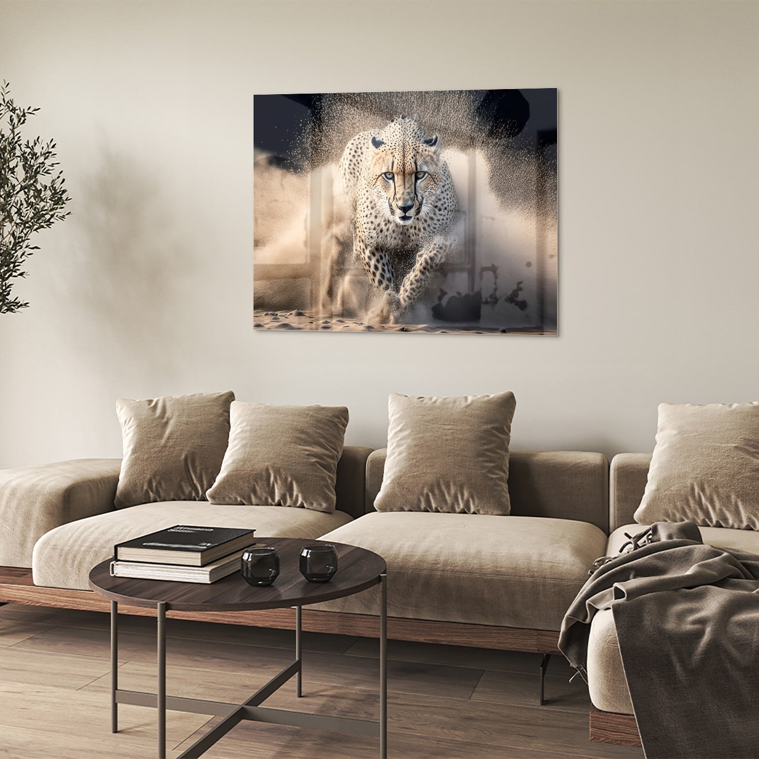 Glazen schilderij van een jachtluipaard die door zand rent in een moderne woonkamer.