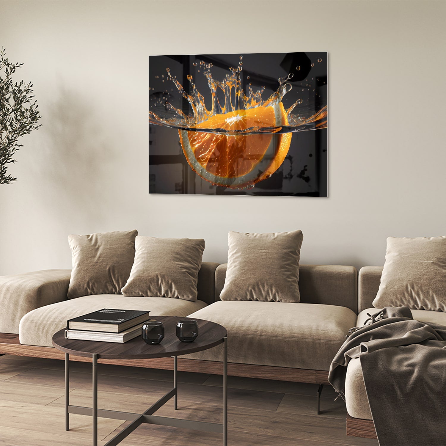 Glazen schilderij van een spetterende sinaasappel boven water.
