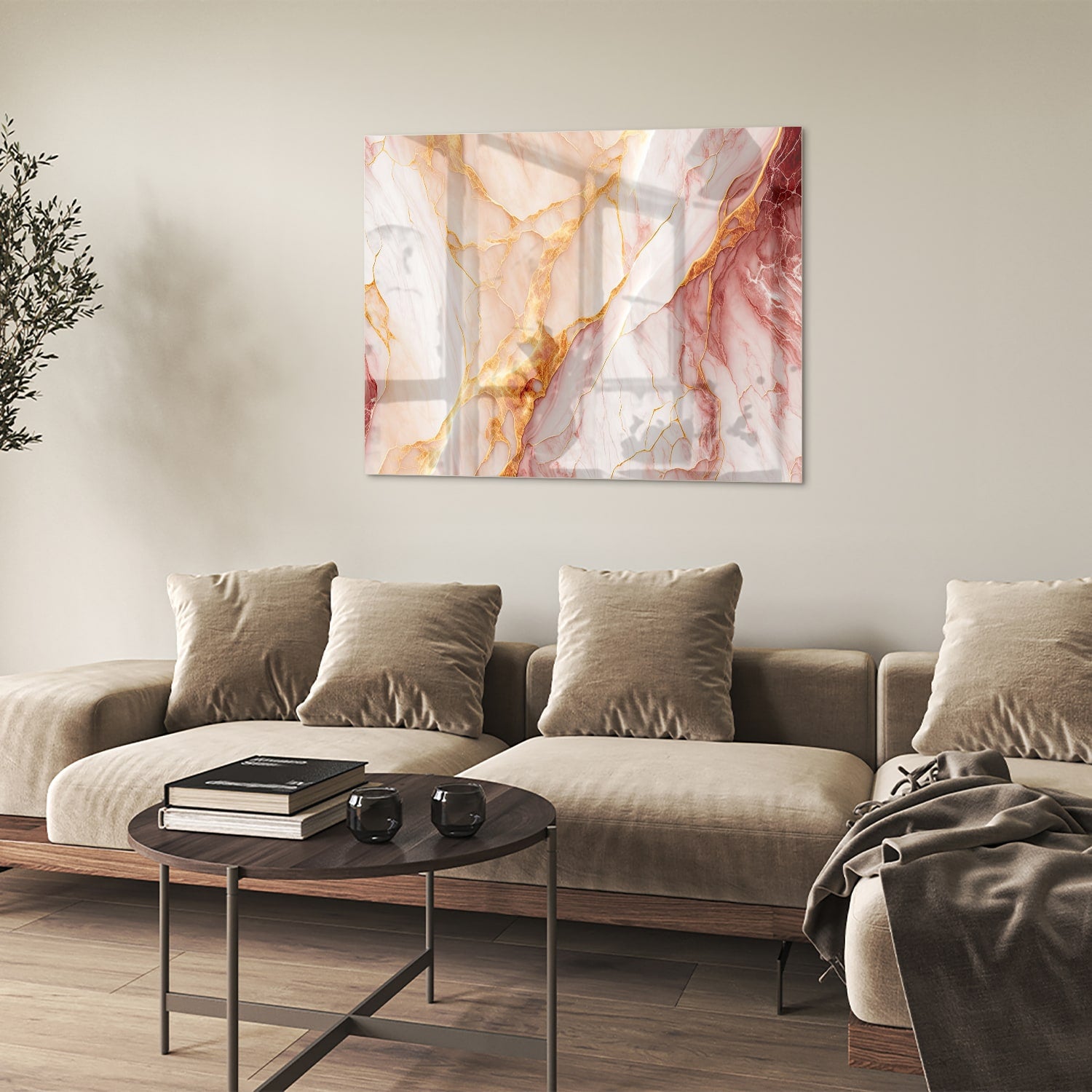 Elegante glazen schilderij met rozen en gouden tinten aan de muur.