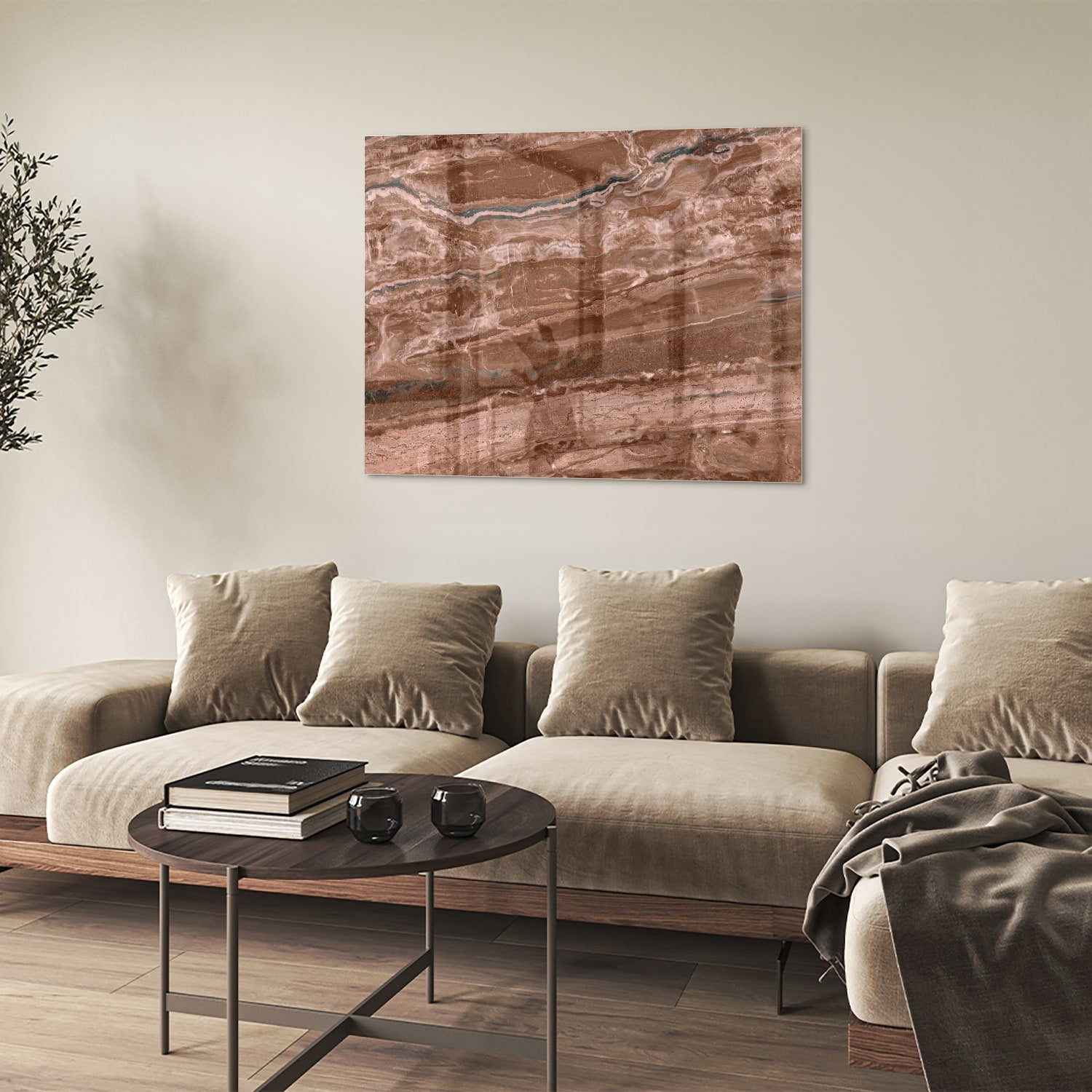 Glazen schilderij in aardetinten hangt aan een lichte muur boven een houten meubelstuk.