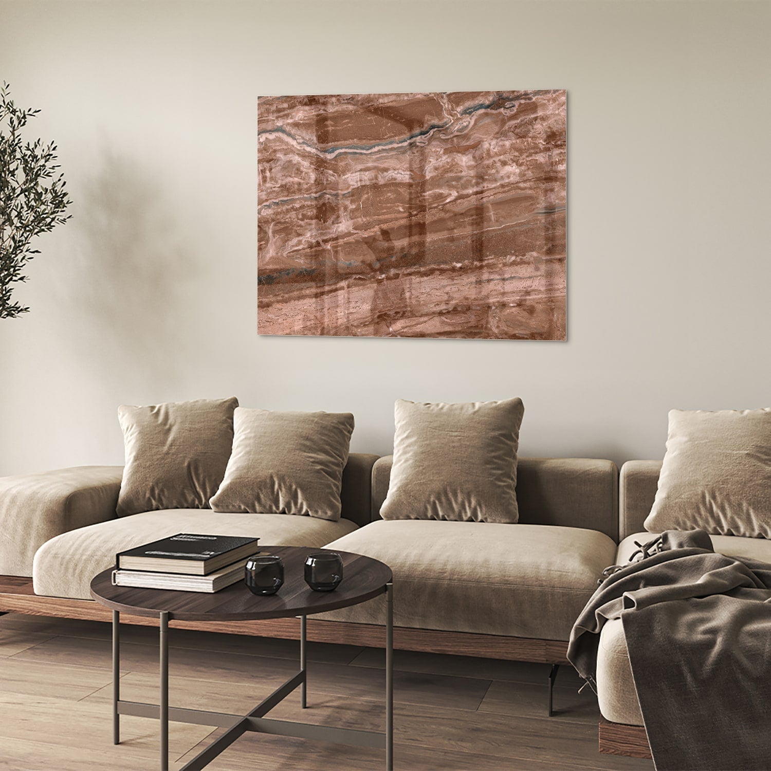 Glazen schilderij in aardetinten hangt aan een lichte muur boven een houten meubelstuk.