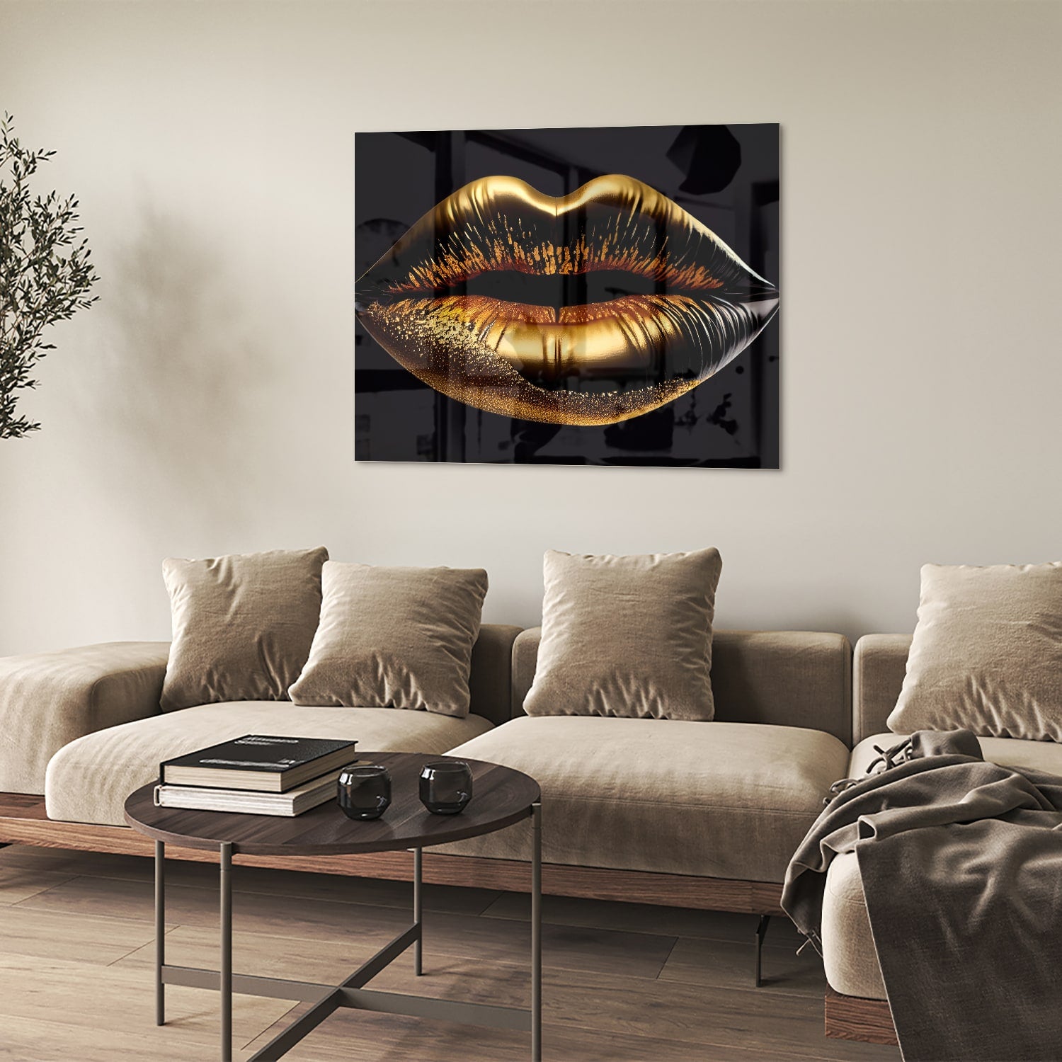 Glazen schilderij van gouden lippen tegen een lichte muur.
