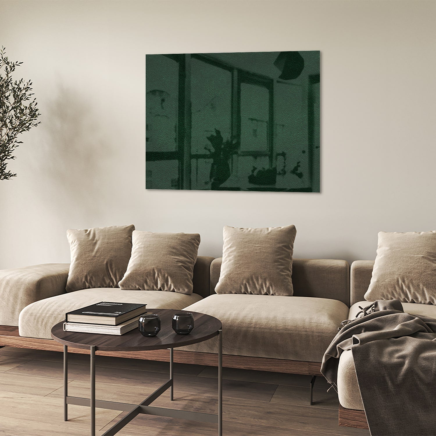 Een groen glazen schilderij aan de muur in een lichte woonkamer