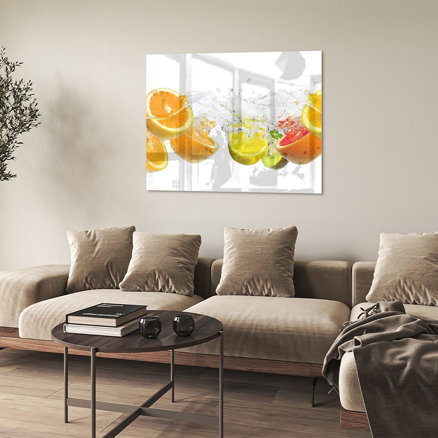 Glazen schilderij met sinaasappels en limoenen in water.