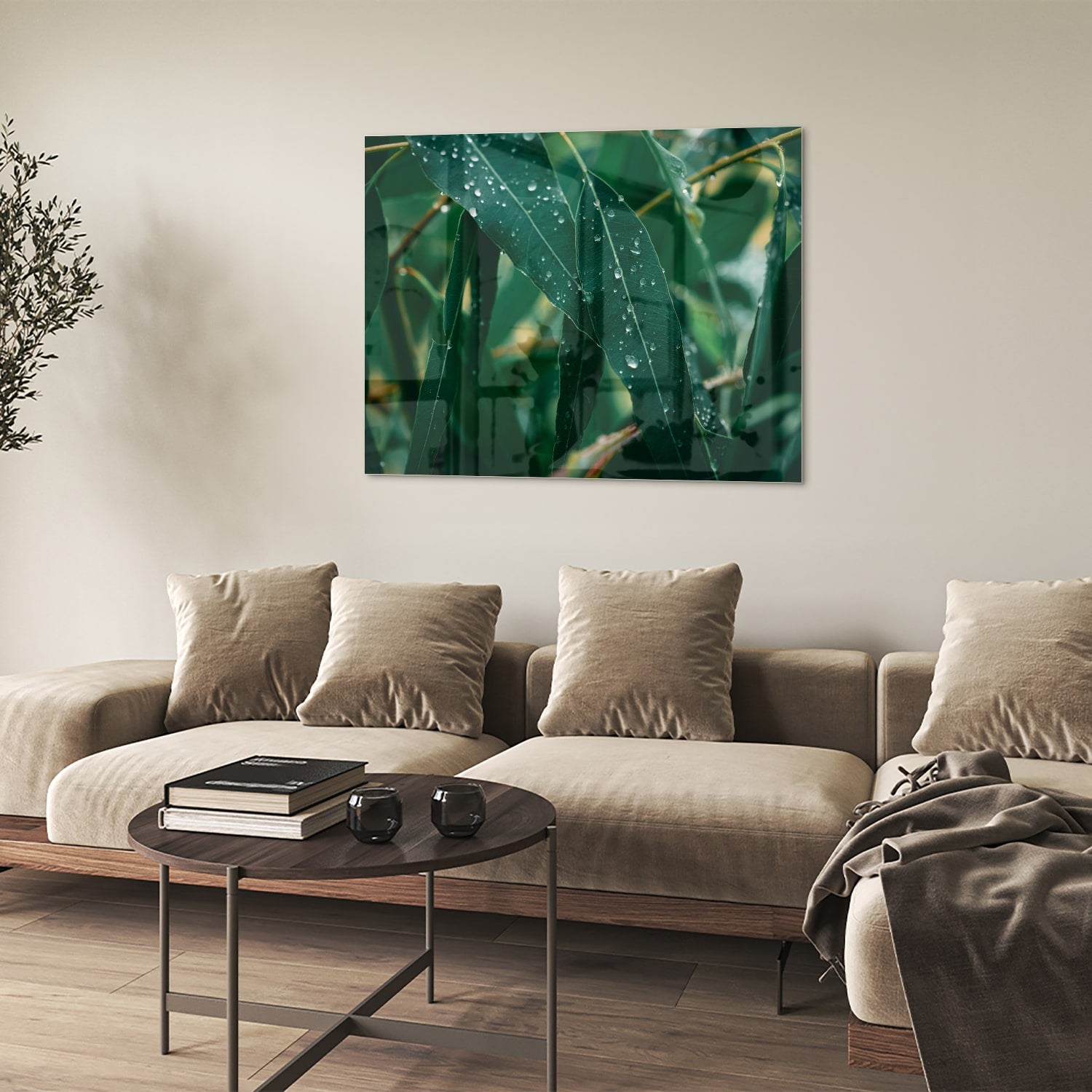 Glas schilderij van groene bladeren met dauwdruppels in een interieur