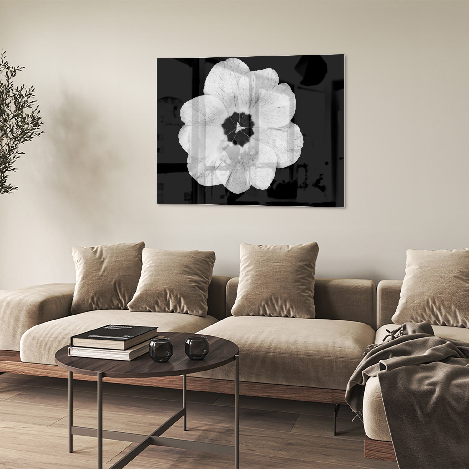 Een glazen schilderij met een witte bloem op een zwarte achtergrond, hangend aan de muur.