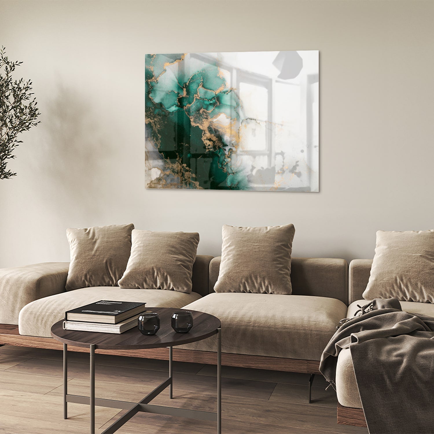 Elegant glazen schilderij met groene en gouden tinten aan de muur