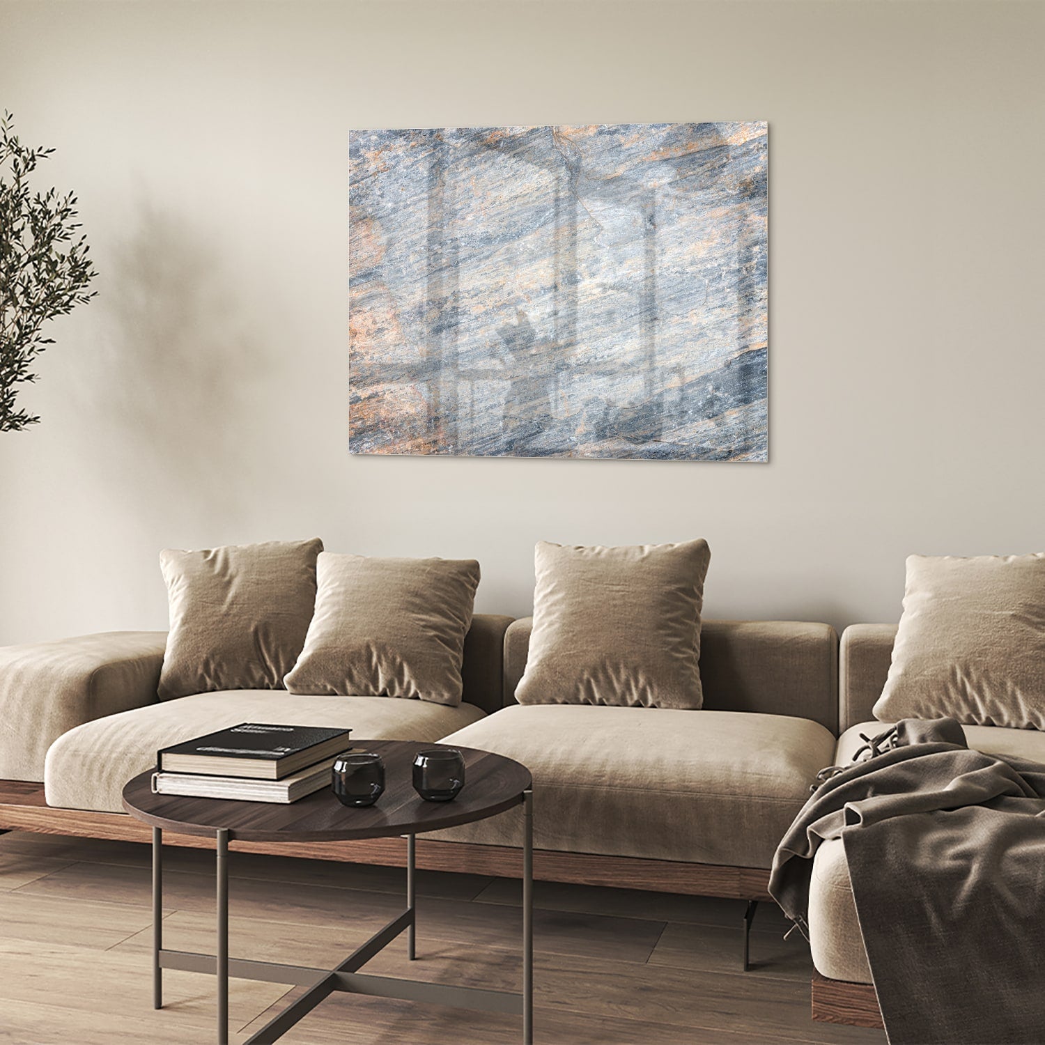 Abstract glazen schilderij met blauwe en oranje tinten aan de muur in een moderne woonkamer.