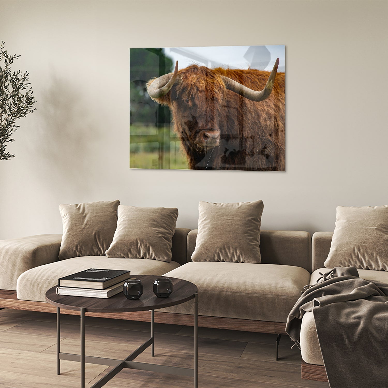 Glas schilderij van een Schotse Hooglander in een moderne woonkamer