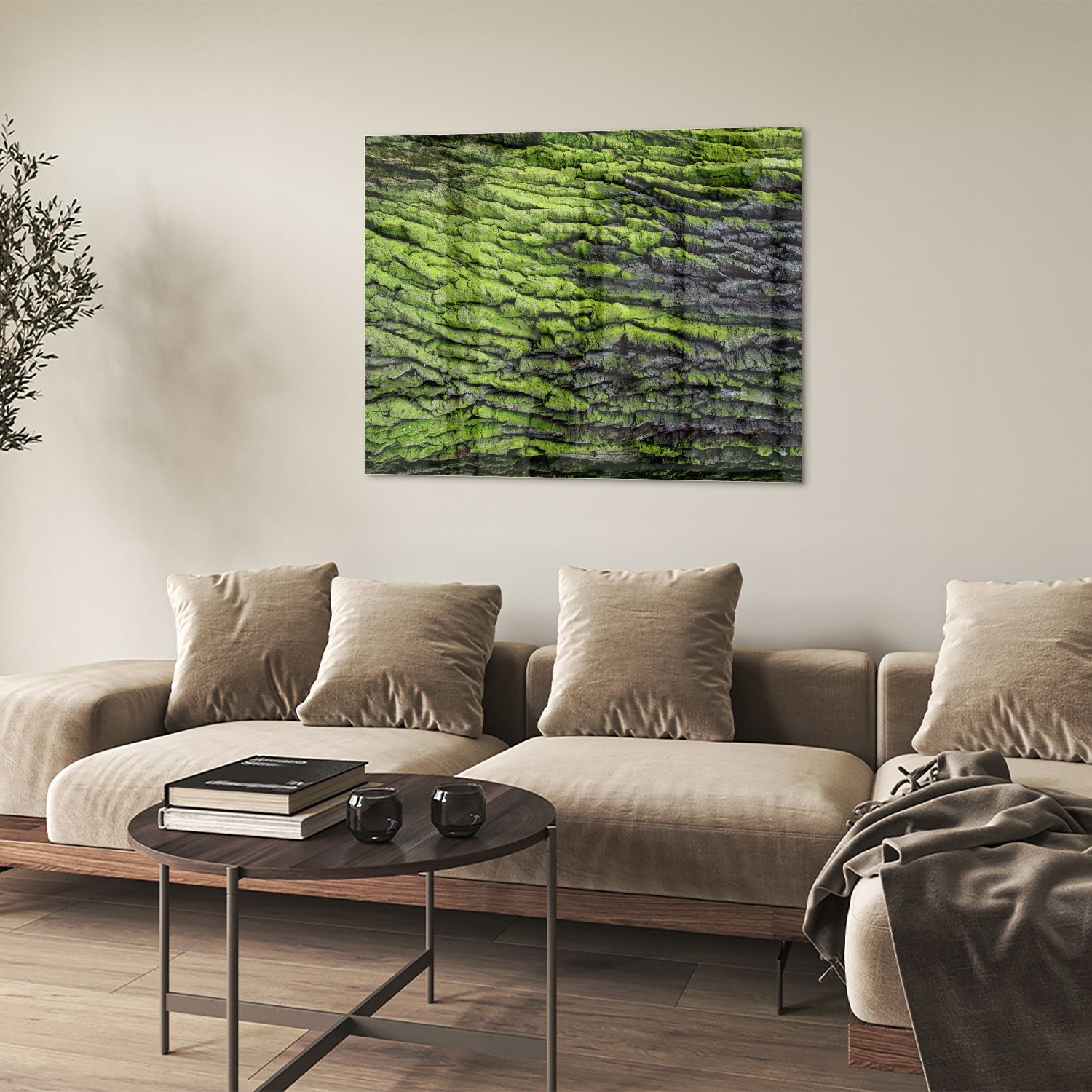 Glazen schilderij met groene mosachtige textuur aan een muur