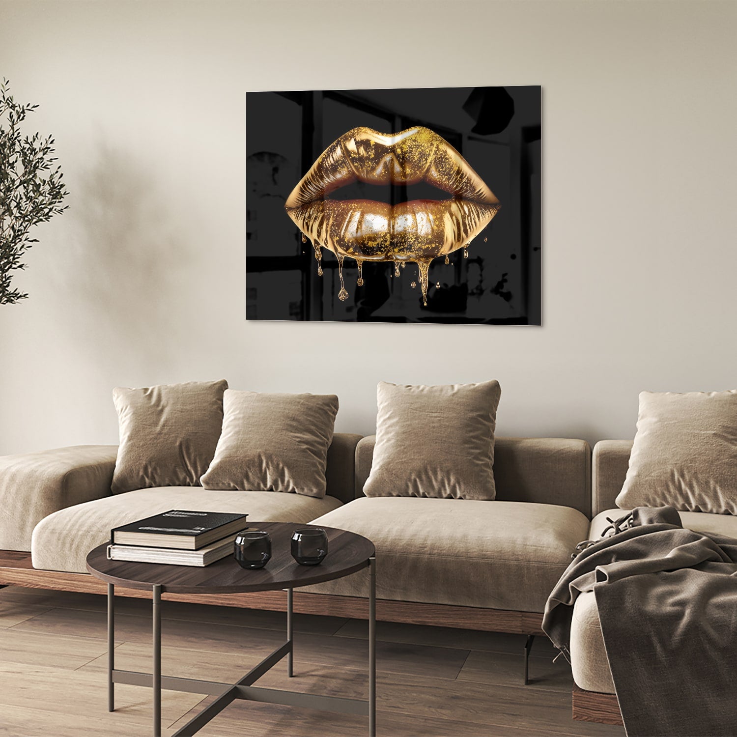Glazen schilderij met gouden lippen op een zwarte achtergrond in een moderne woonkamer.