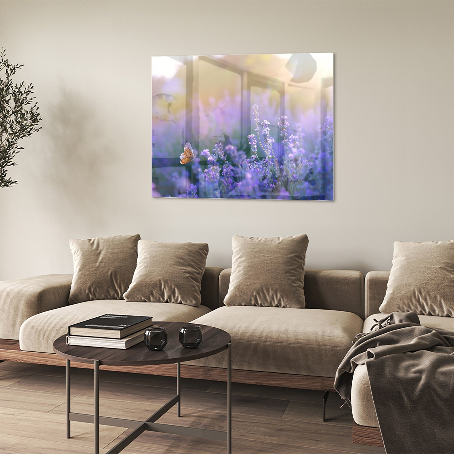 Glazen schilderij met lavendel en een vlinder op een muur