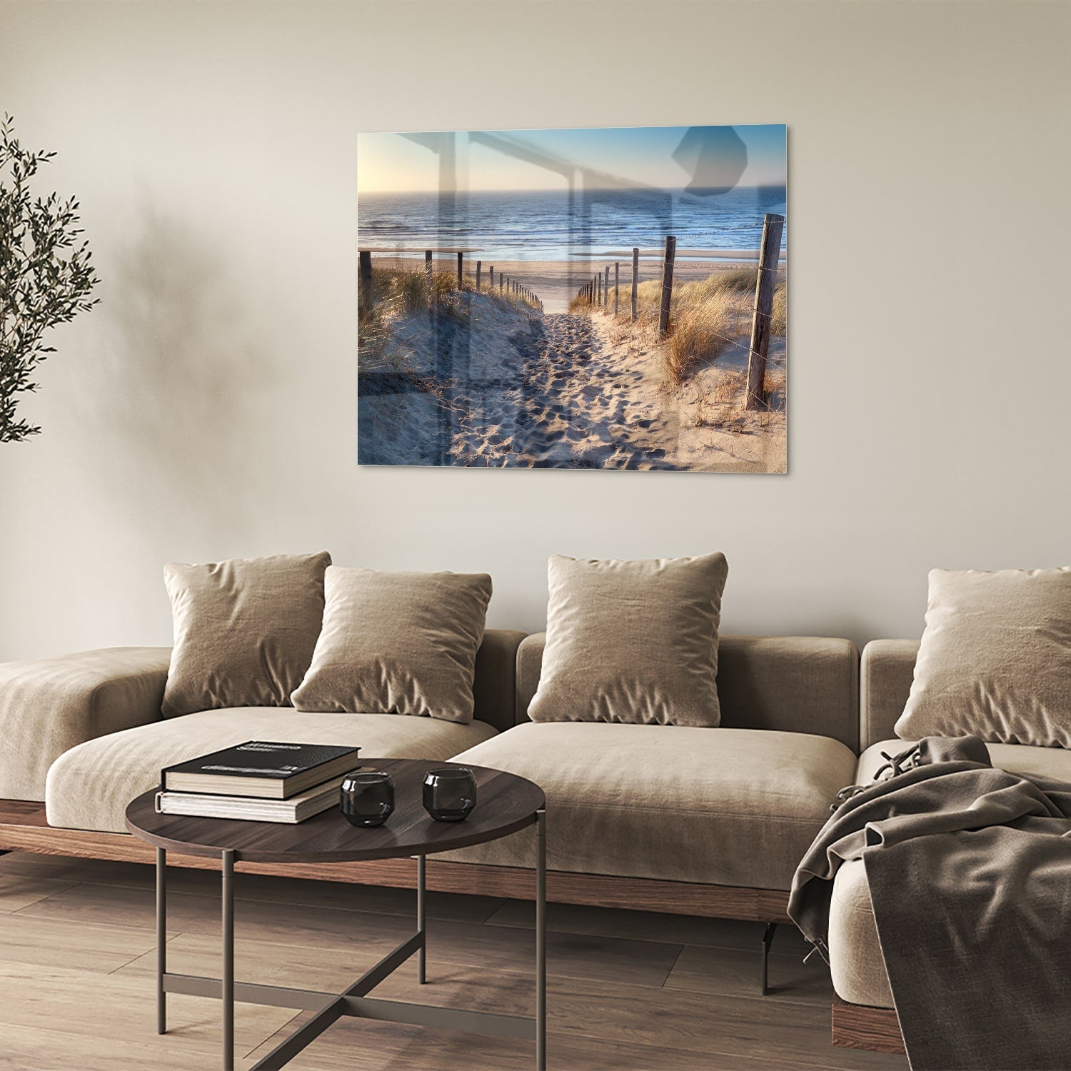 Glazen schilderij van een zandpad naar het strand met duinen en zee.